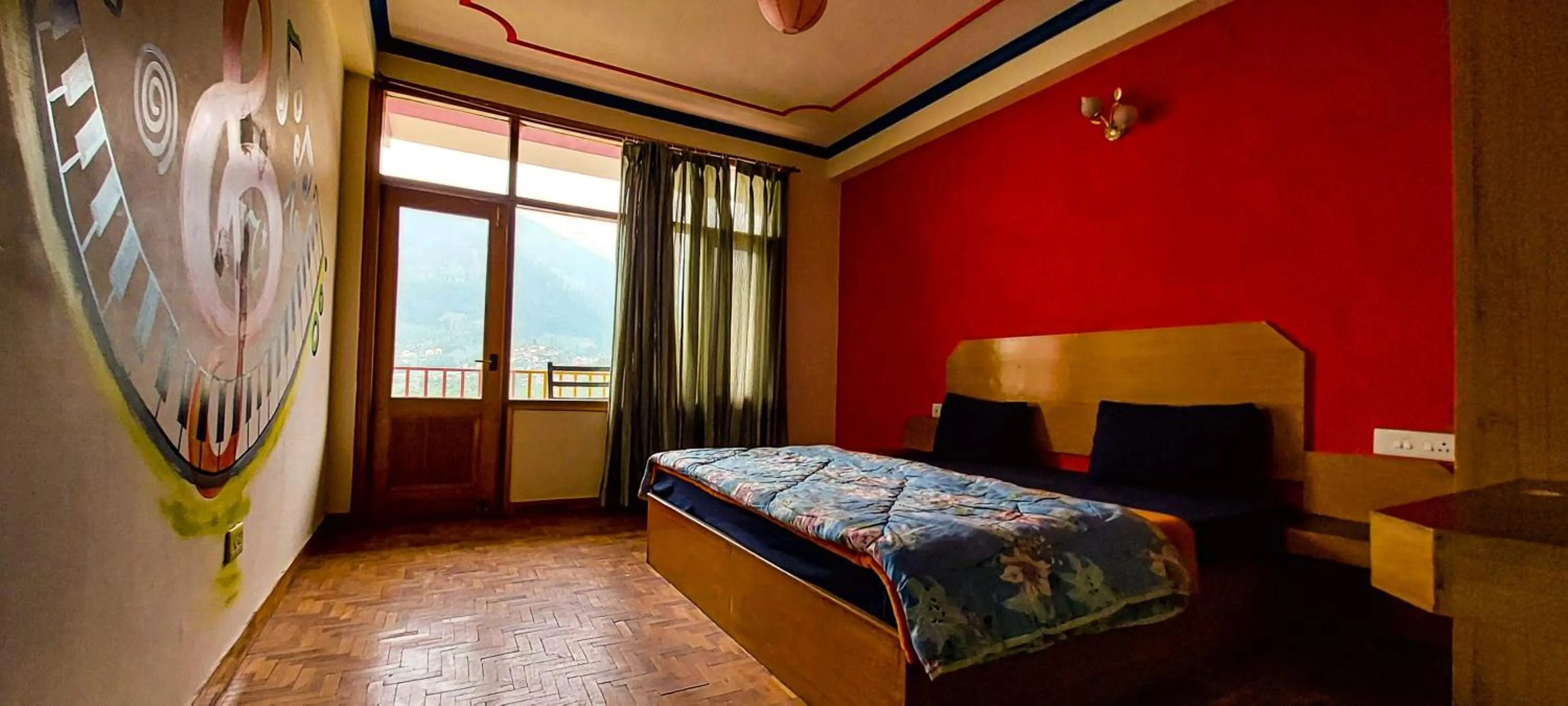 Bed in La Vaca India Manali