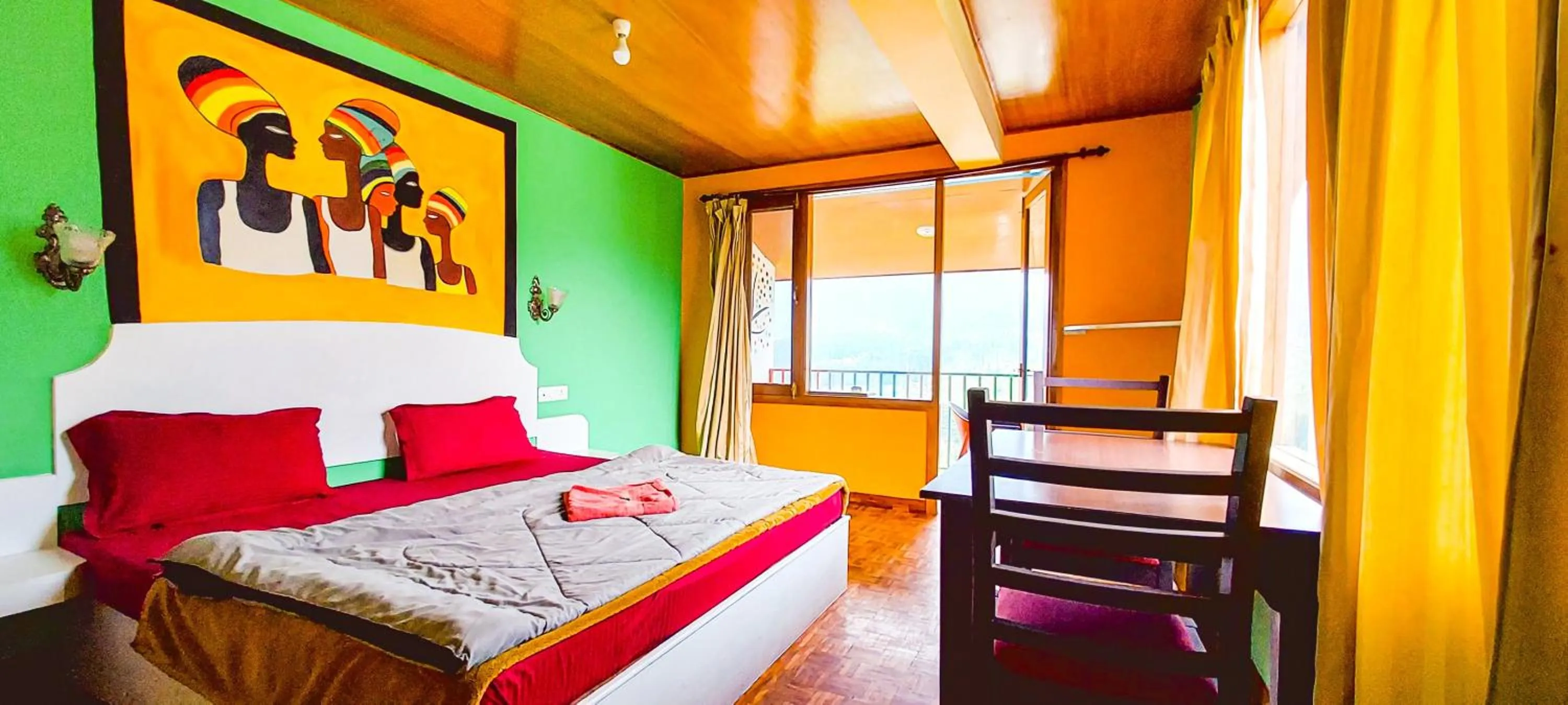 Photo of the whole room, Bed in La Vaca India Manali