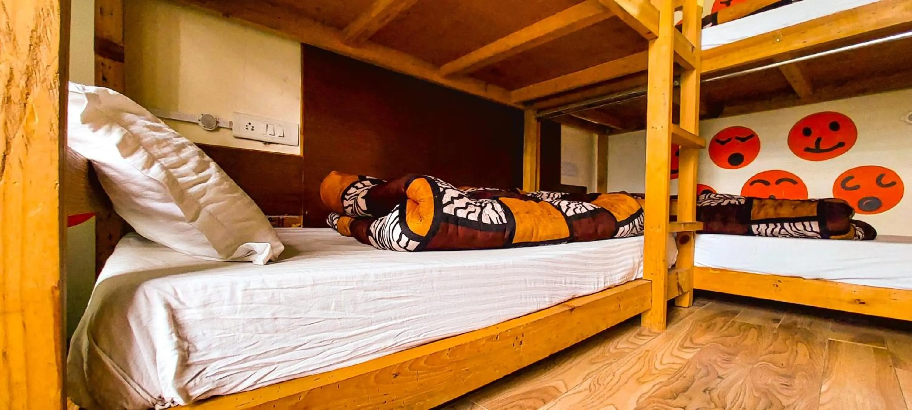 Bed in La Vaca India Manali