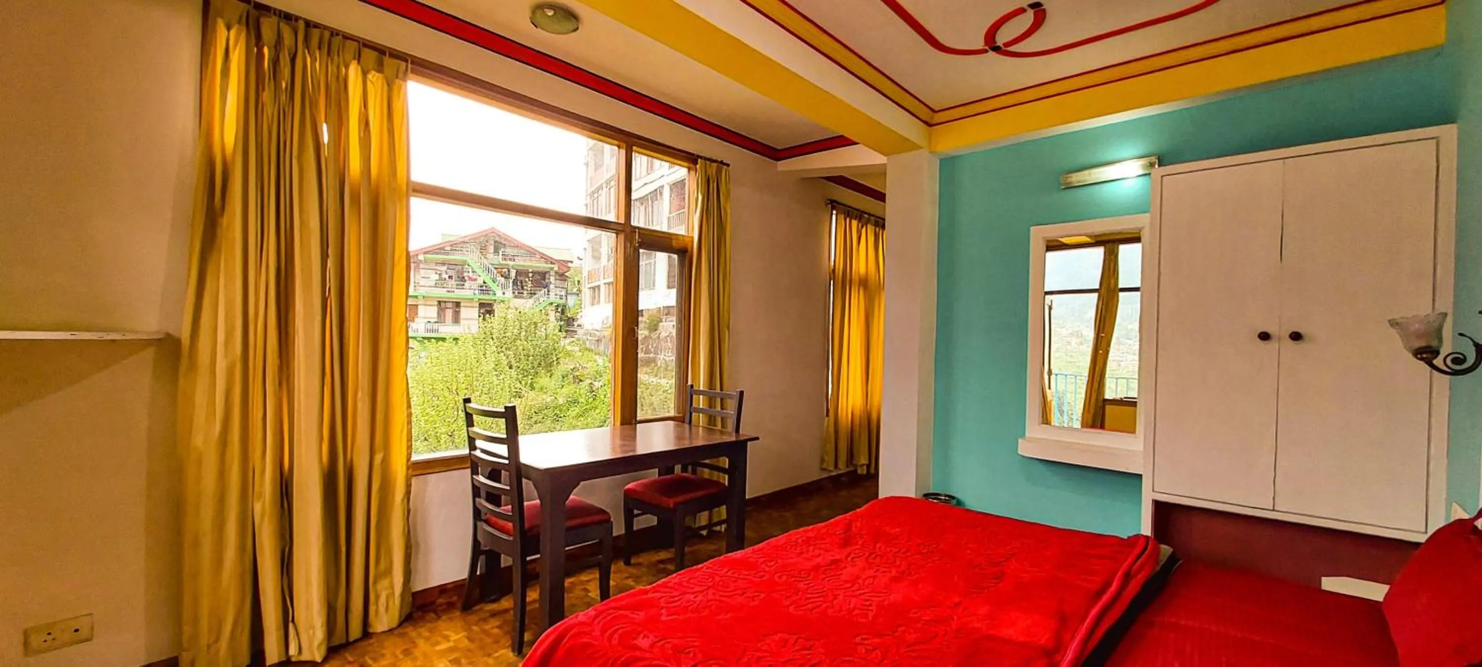 Bed in La Vaca India Manali