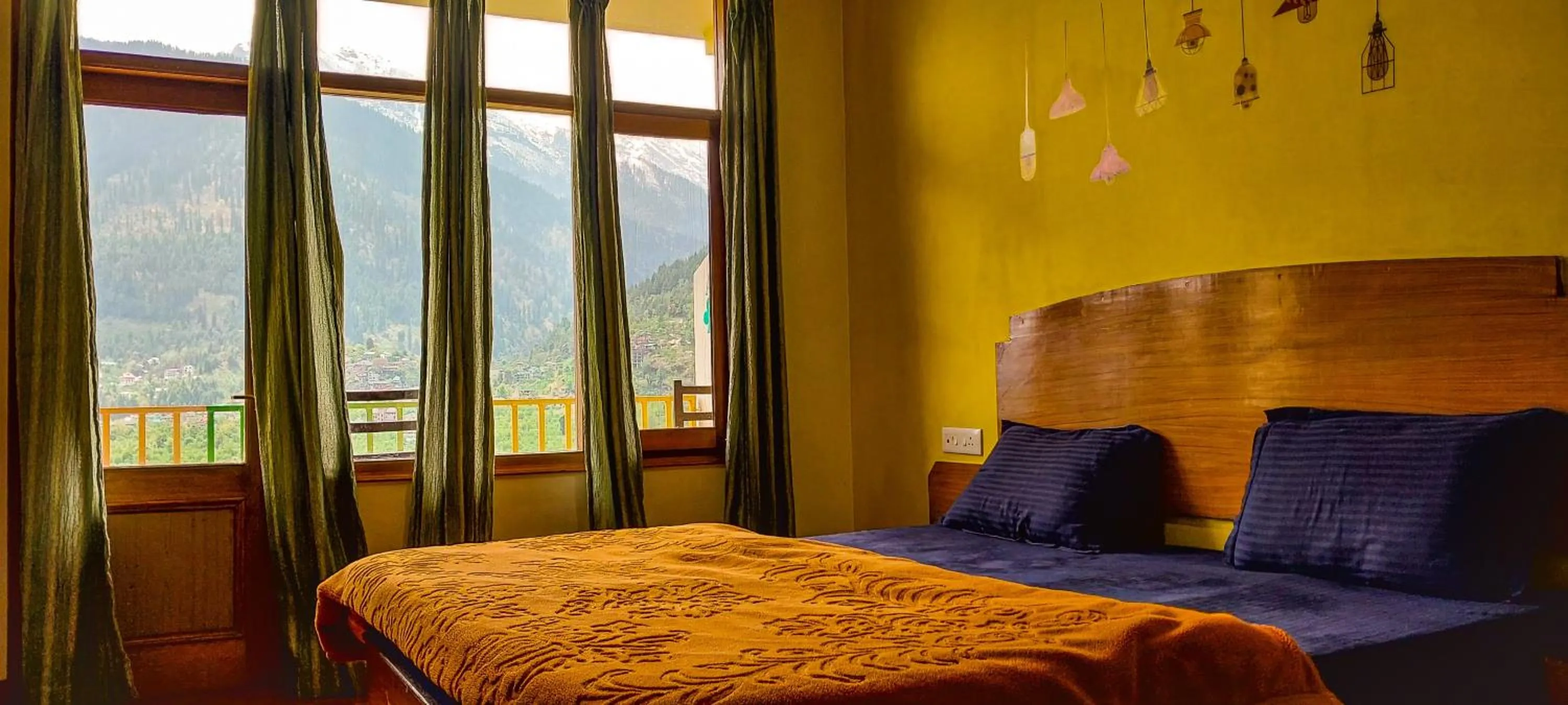 Bed in La Vaca India Manali