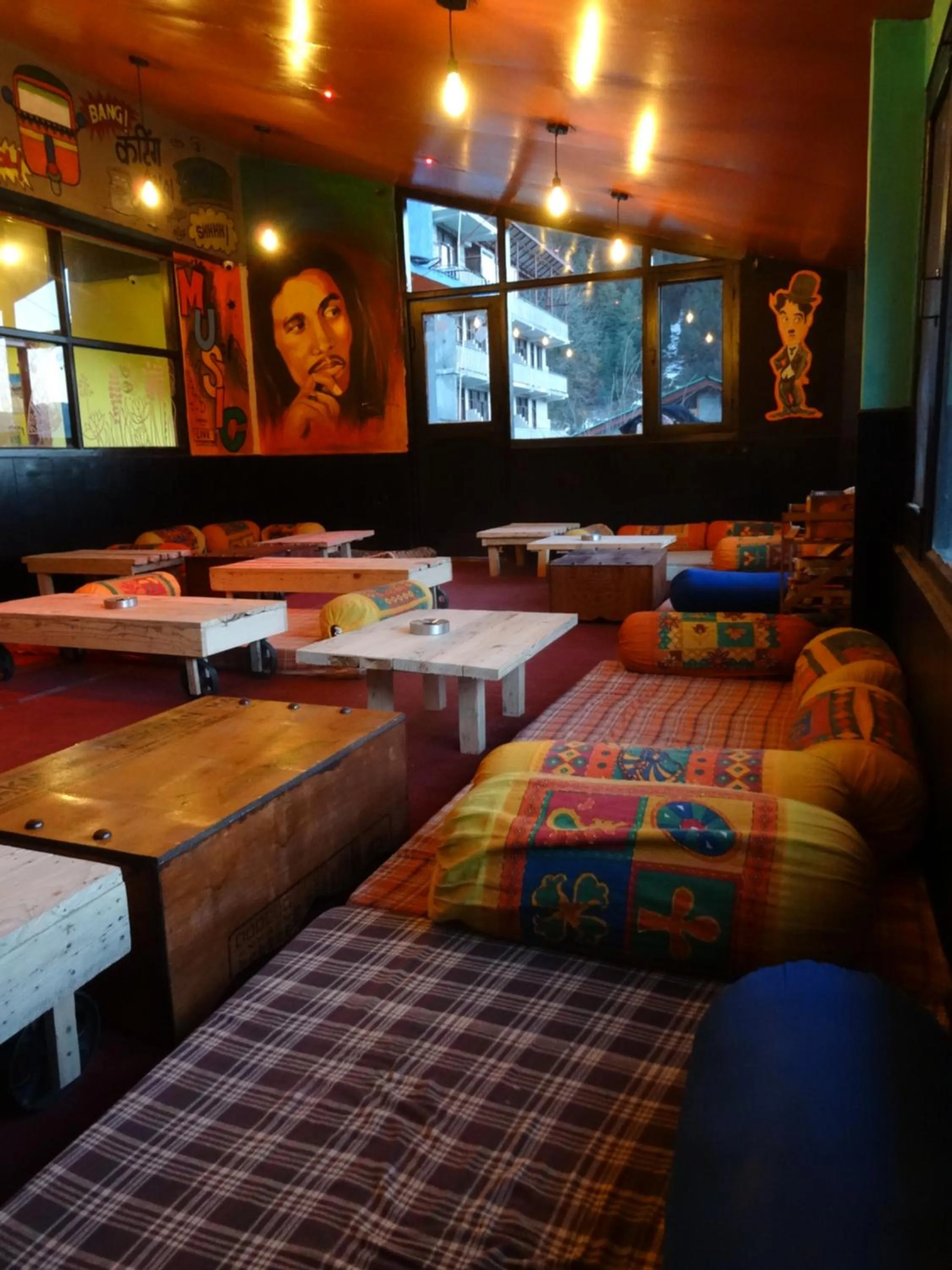 Restaurant/places to eat, Bed in La Vaca India Manali