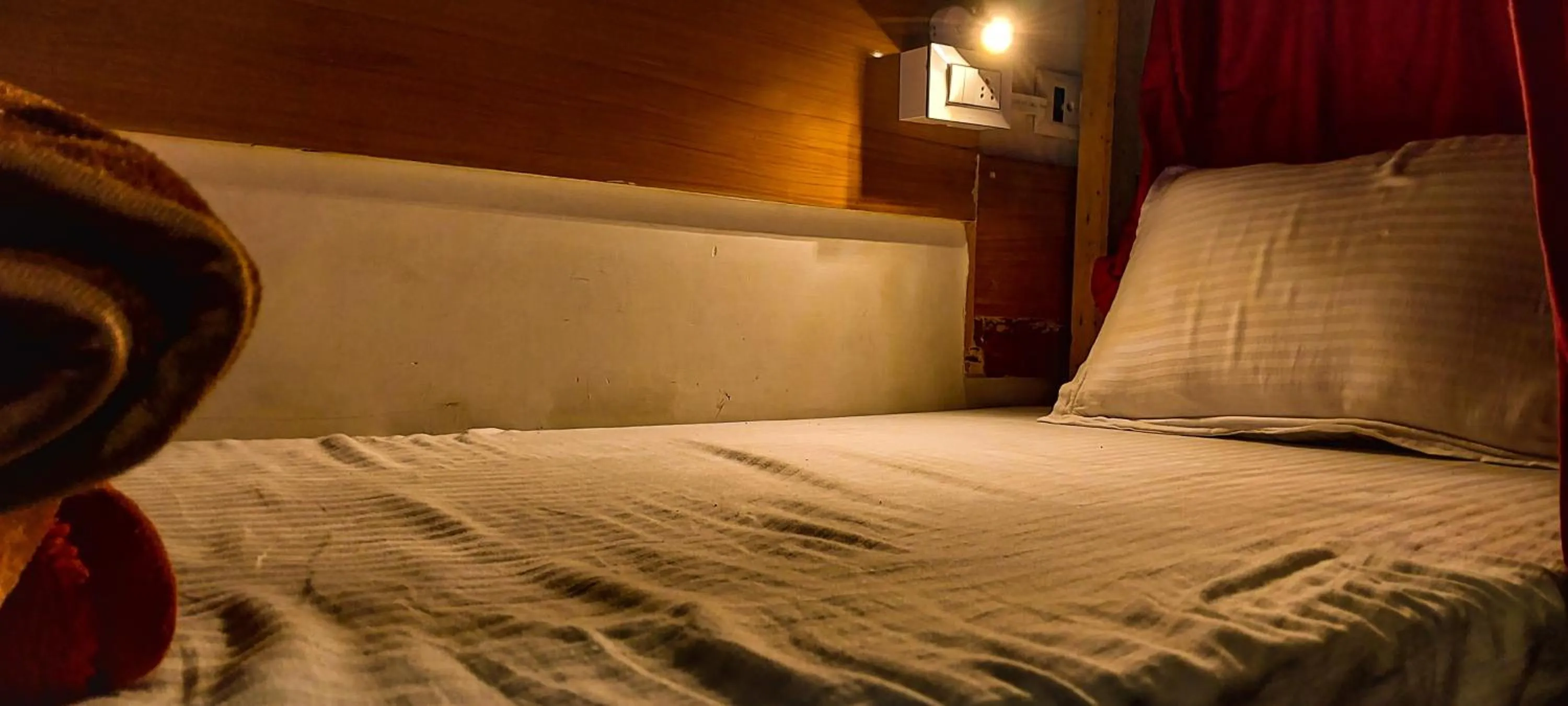 Bed in La Vaca India Manali