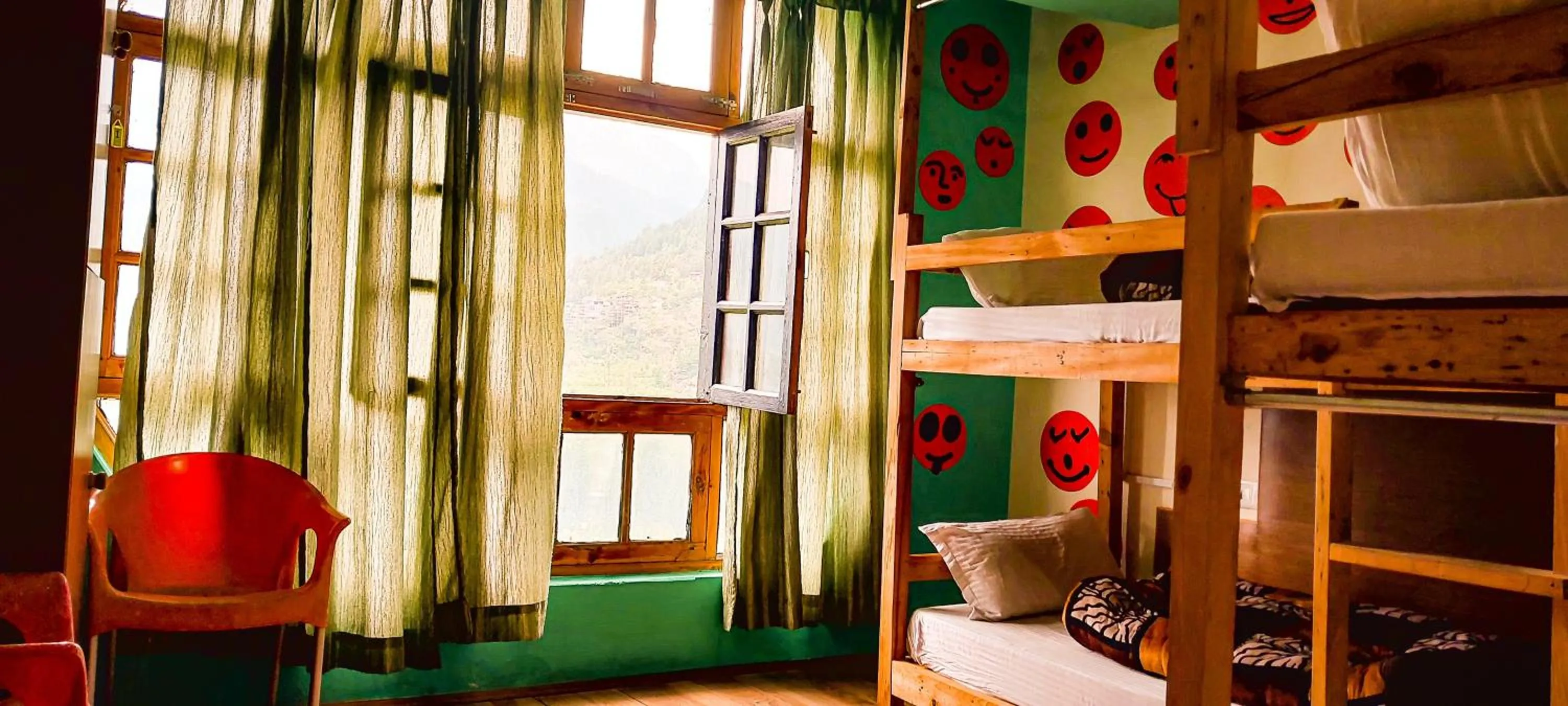 Photo of the whole room, Bed in La Vaca India Manali