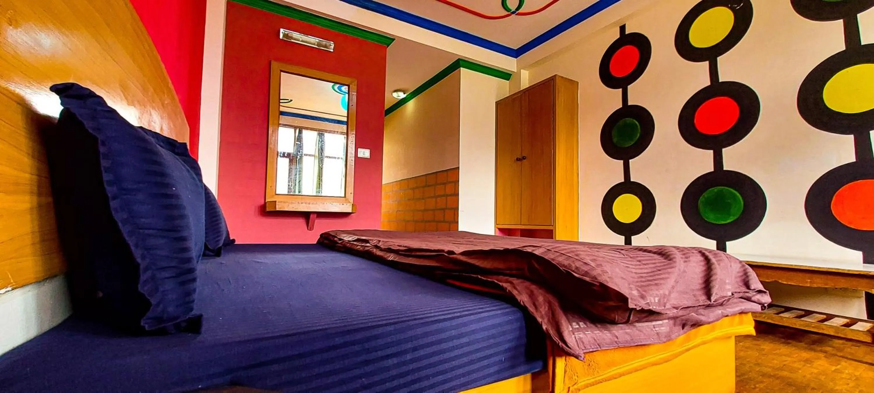 Bed in La Vaca India Manali