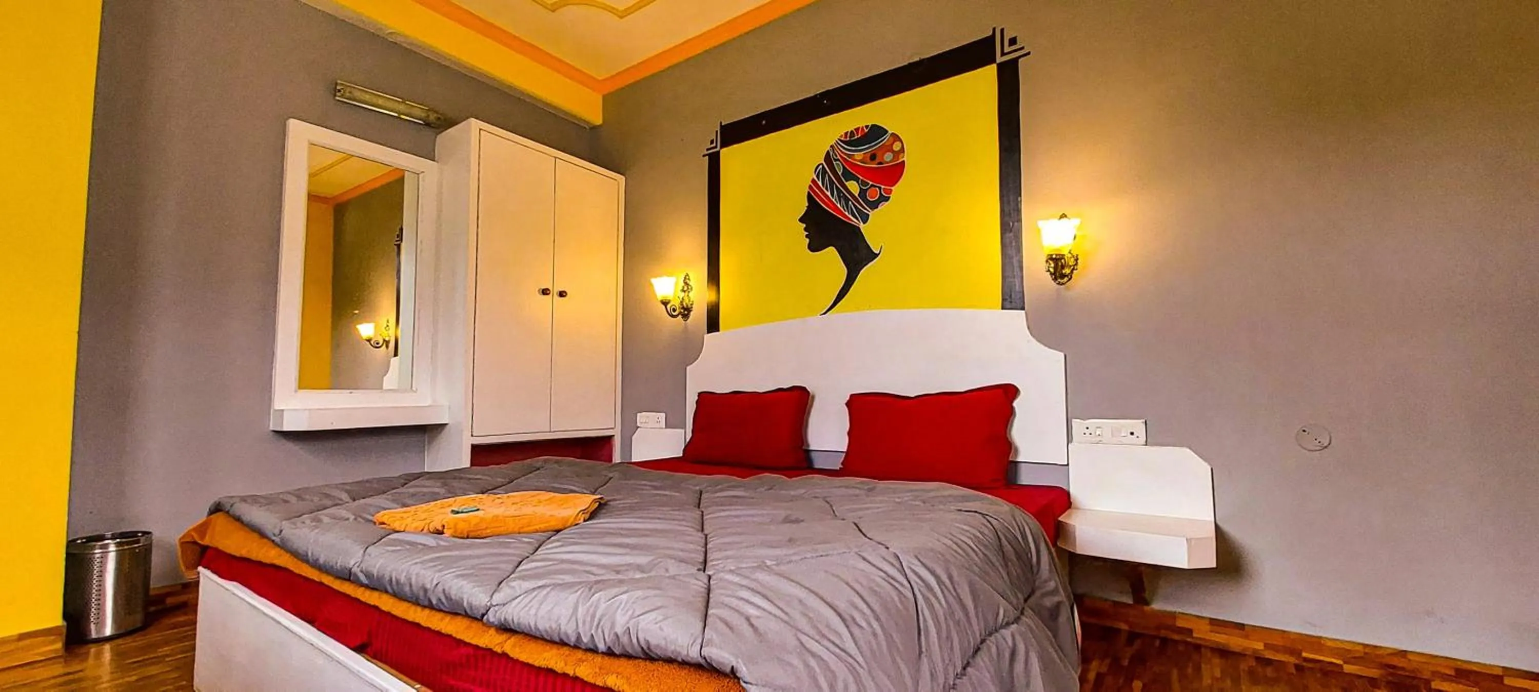 Bed in La Vaca India Manali