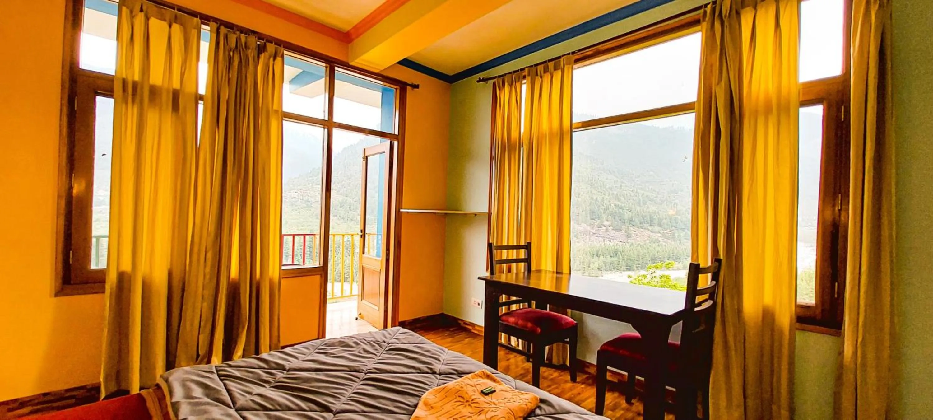 Bed in La Vaca India Manali