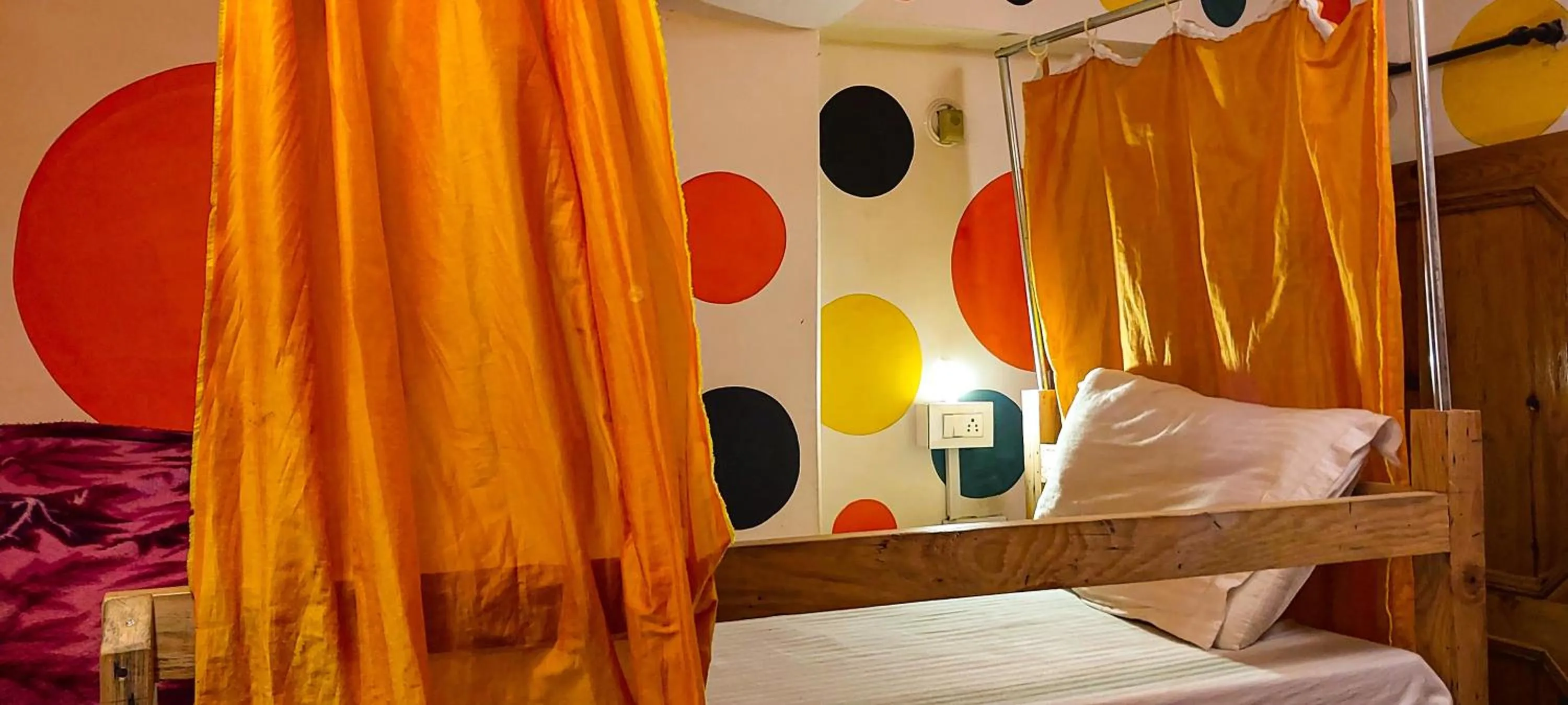 Bed in La Vaca India Manali