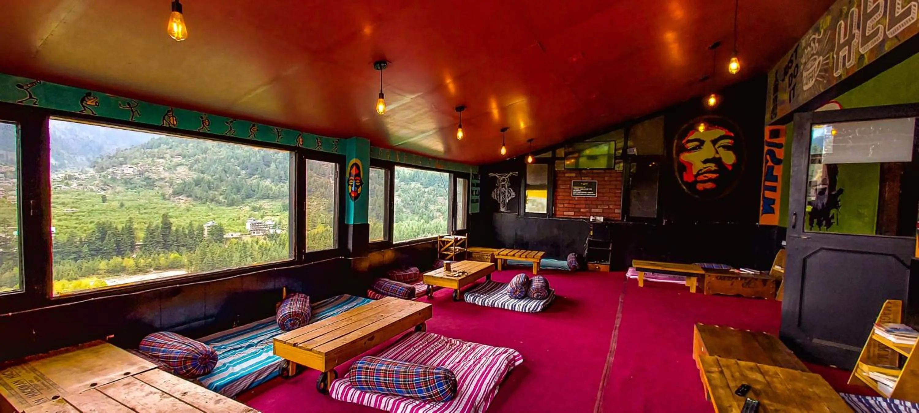Communal lounge/ TV room in La Vaca India Manali