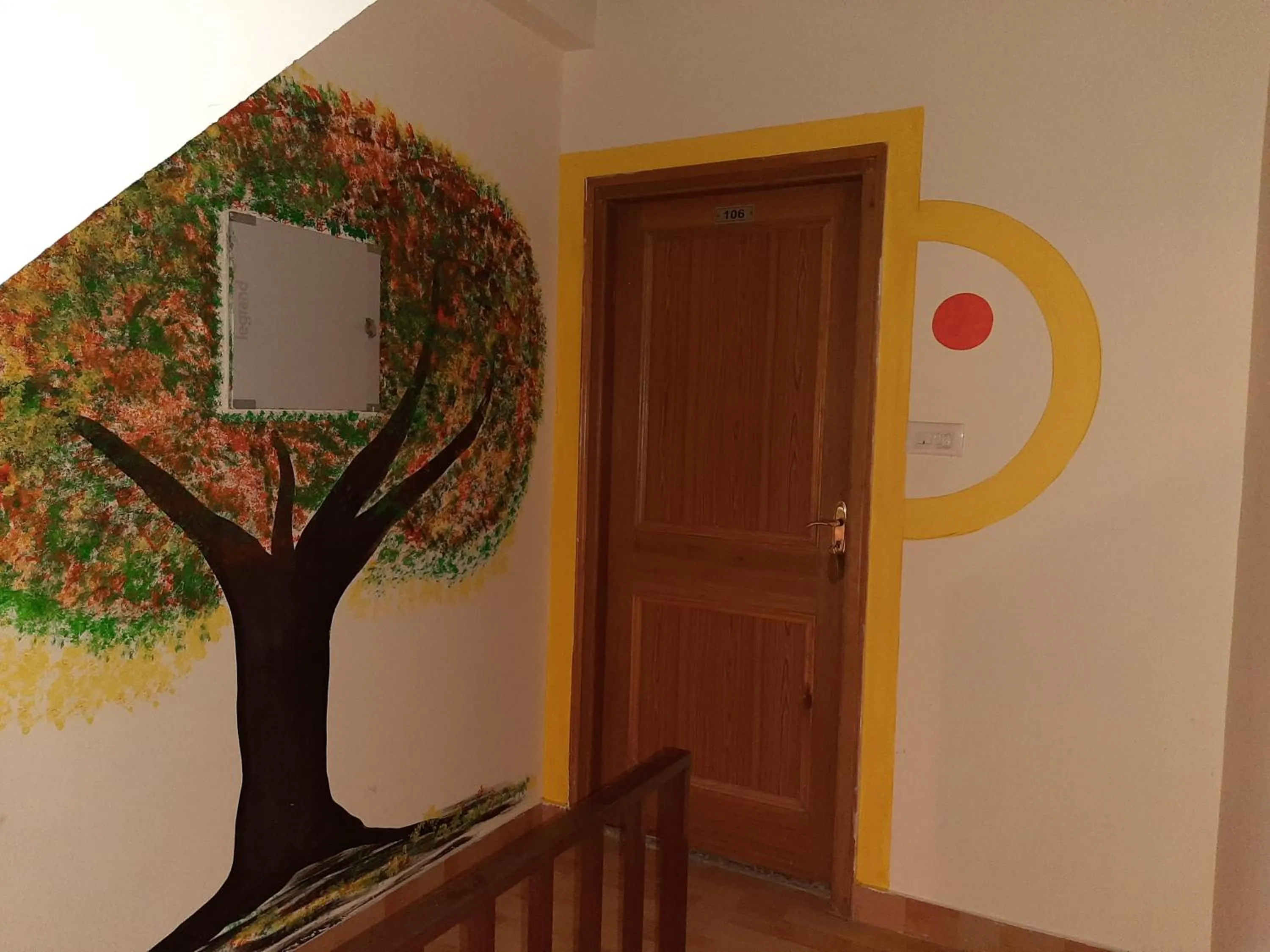 Facade/entrance in La Vaca India Manali