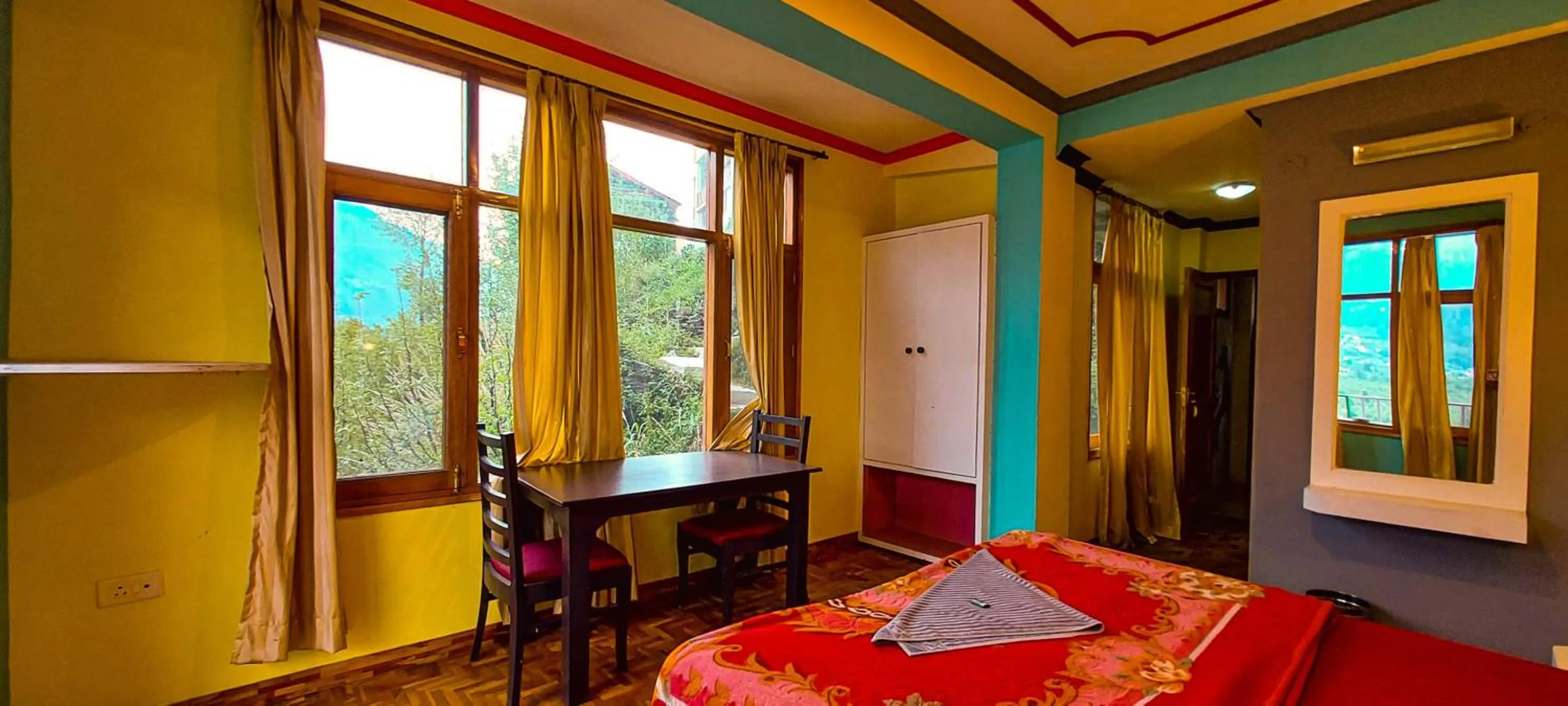 Bed in La Vaca India Manali