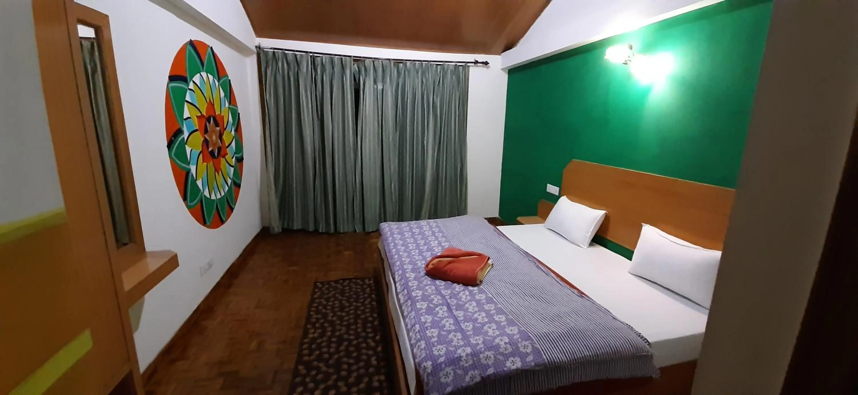 Bed in La Vaca India Manali