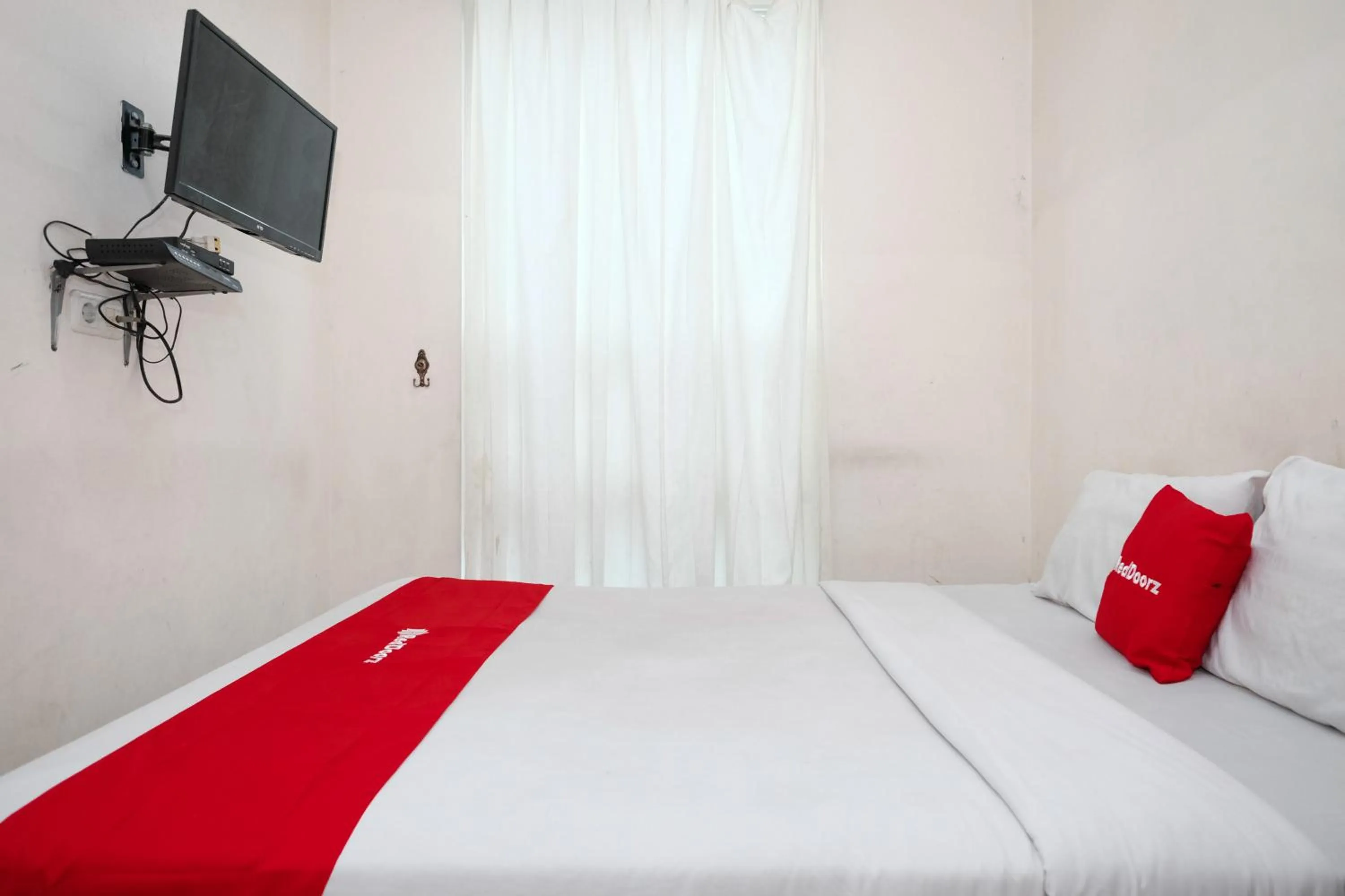 Bedroom, Bed in RedDoorz near UNESA Citraland Surabaya