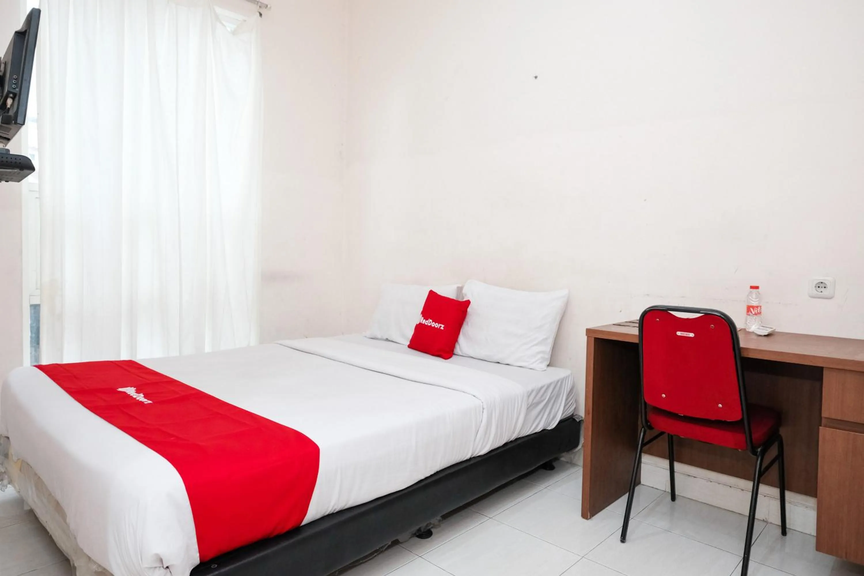 Bedroom, Bed in RedDoorz near UNESA Citraland Surabaya