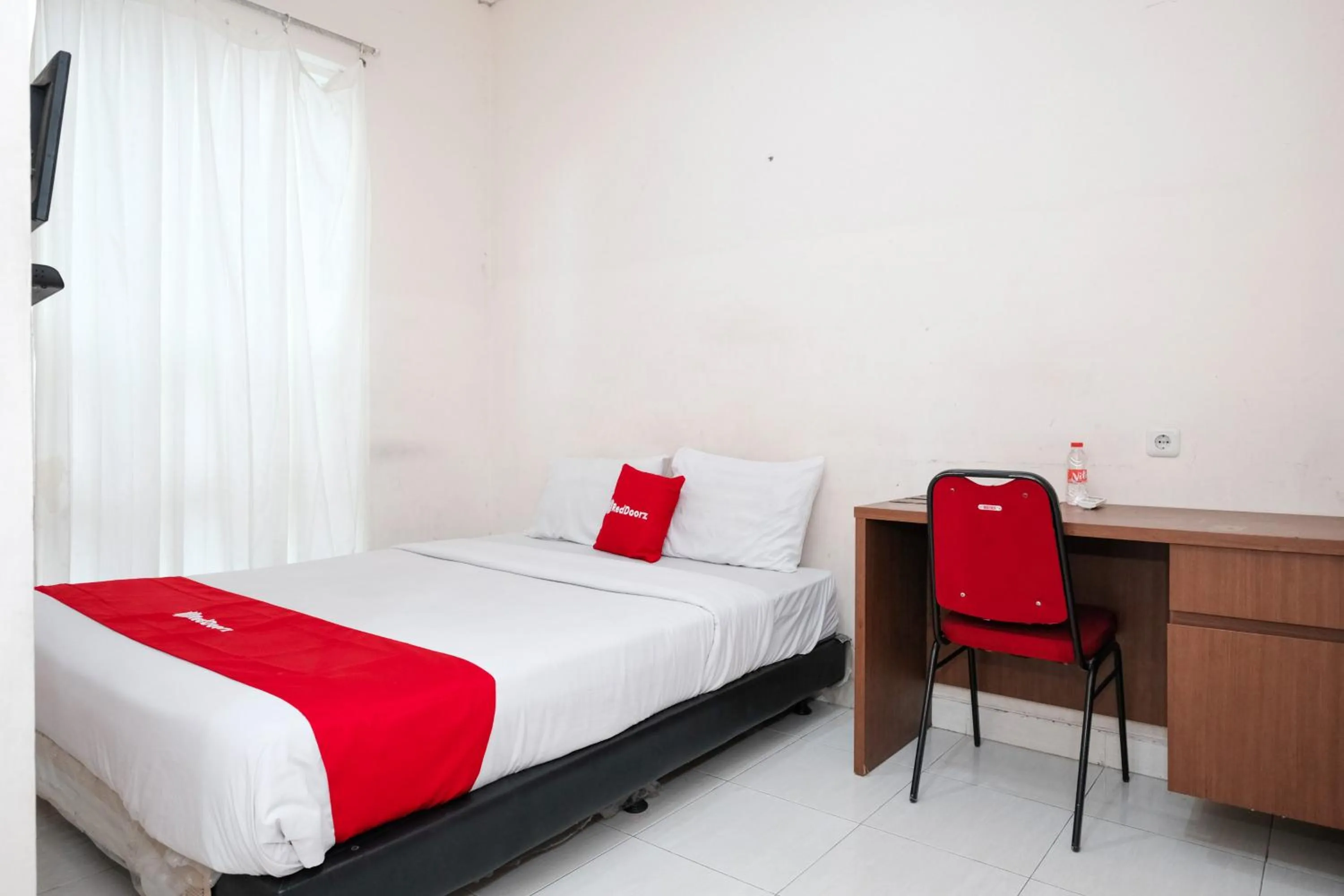 Bedroom, Bed in RedDoorz near UNESA Citraland Surabaya