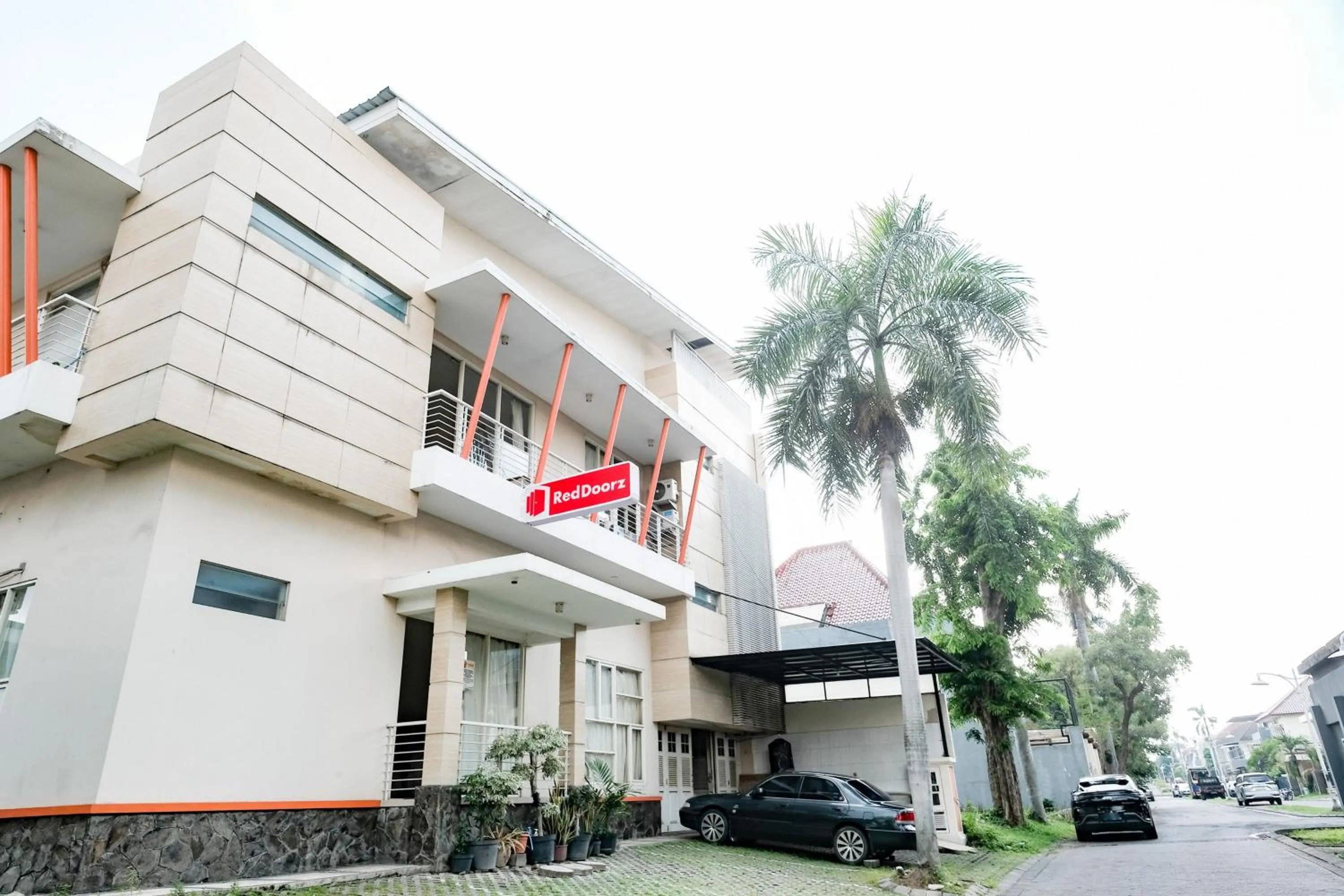 Facade/entrance in RedDoorz near UNESA Citraland Surabaya