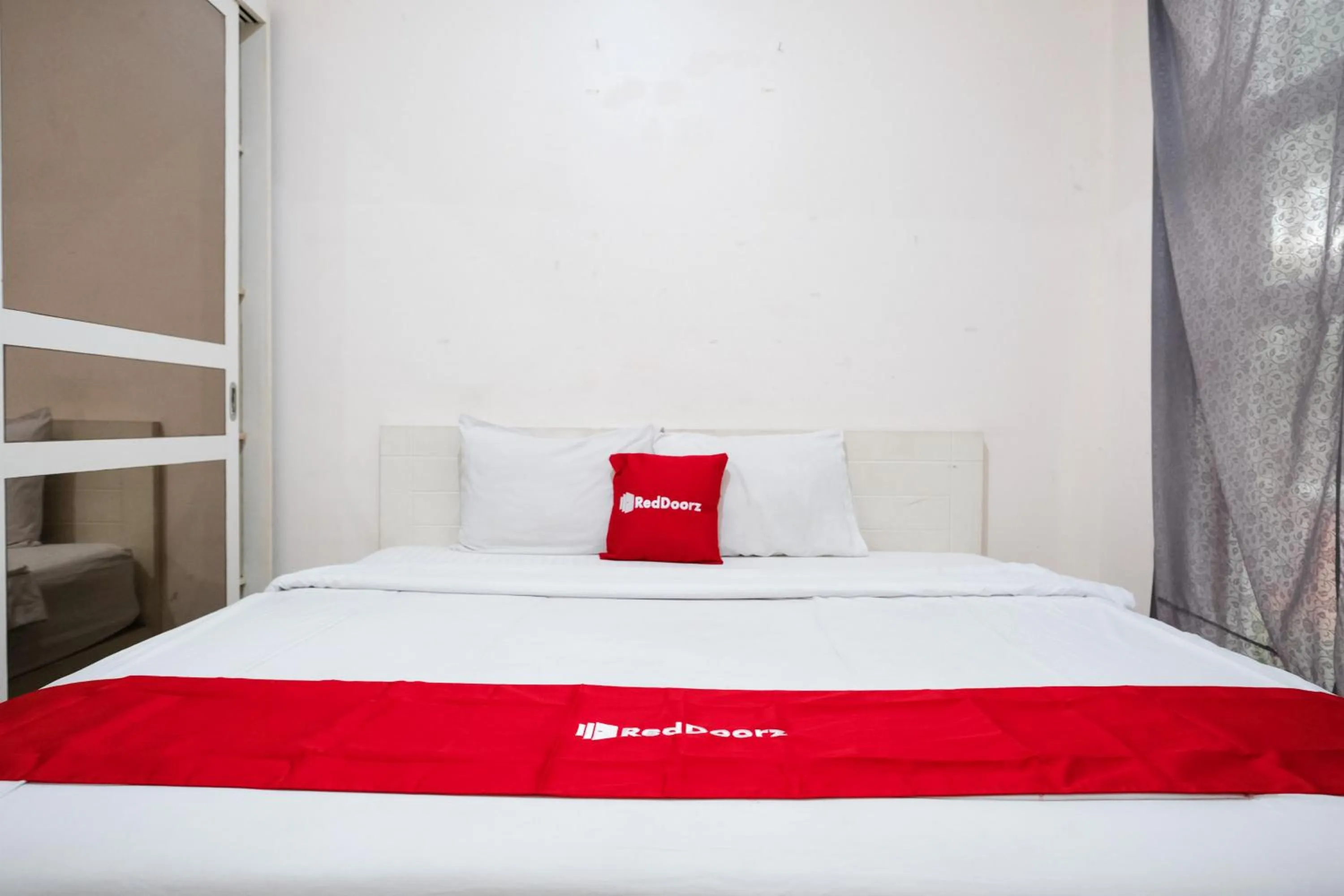Bedroom, Bed in RedDoorz near UNESA Citraland Surabaya