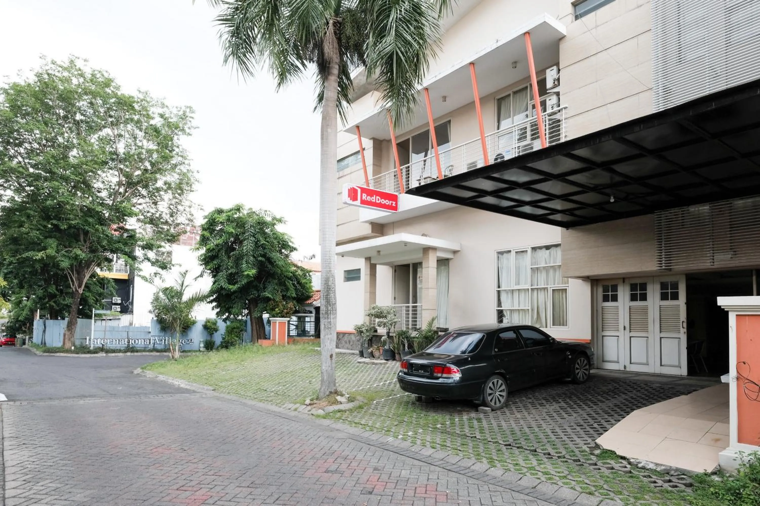 Facade/entrance in RedDoorz near UNESA Citraland Surabaya