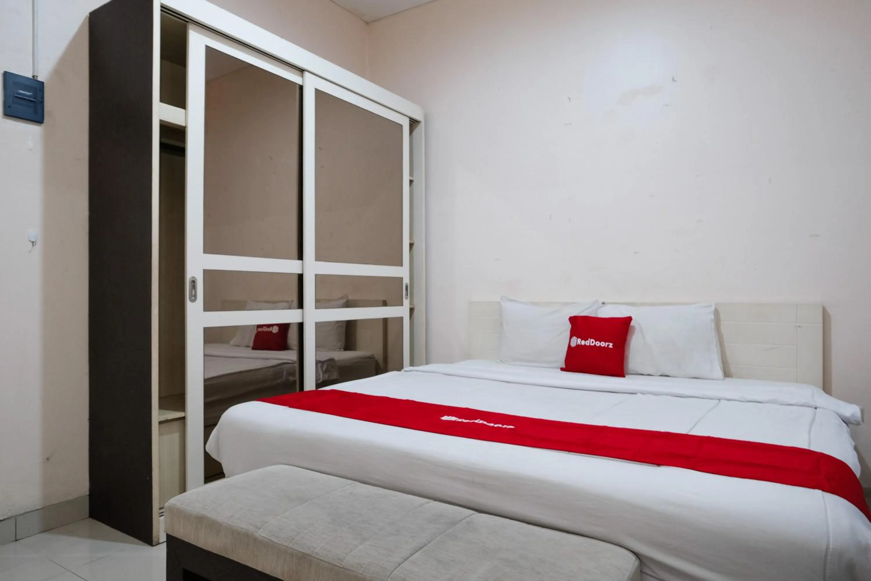 Bedroom, Bed in RedDoorz near UNESA Citraland Surabaya