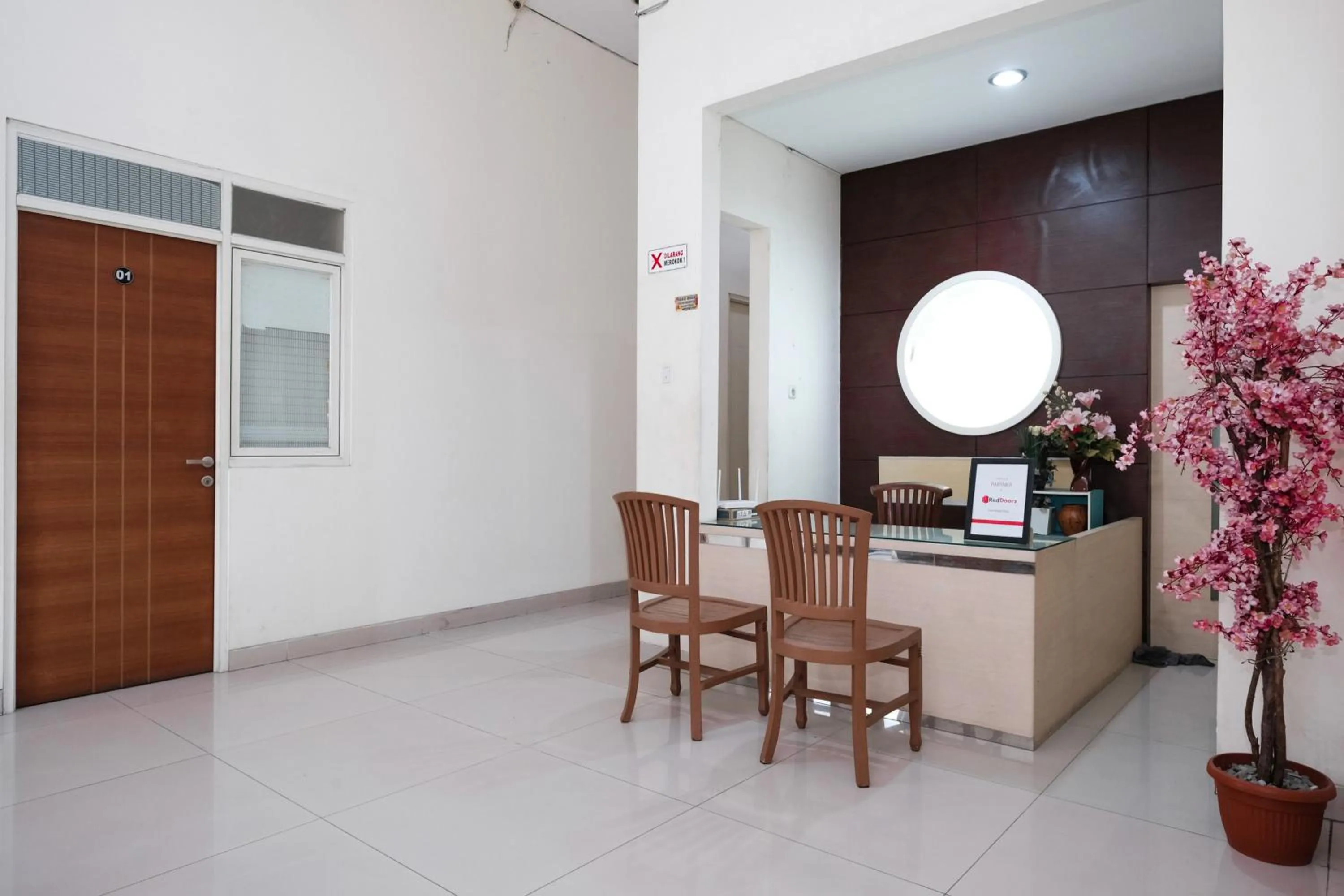 Lobby or reception in RedDoorz near UNESA Citraland Surabaya