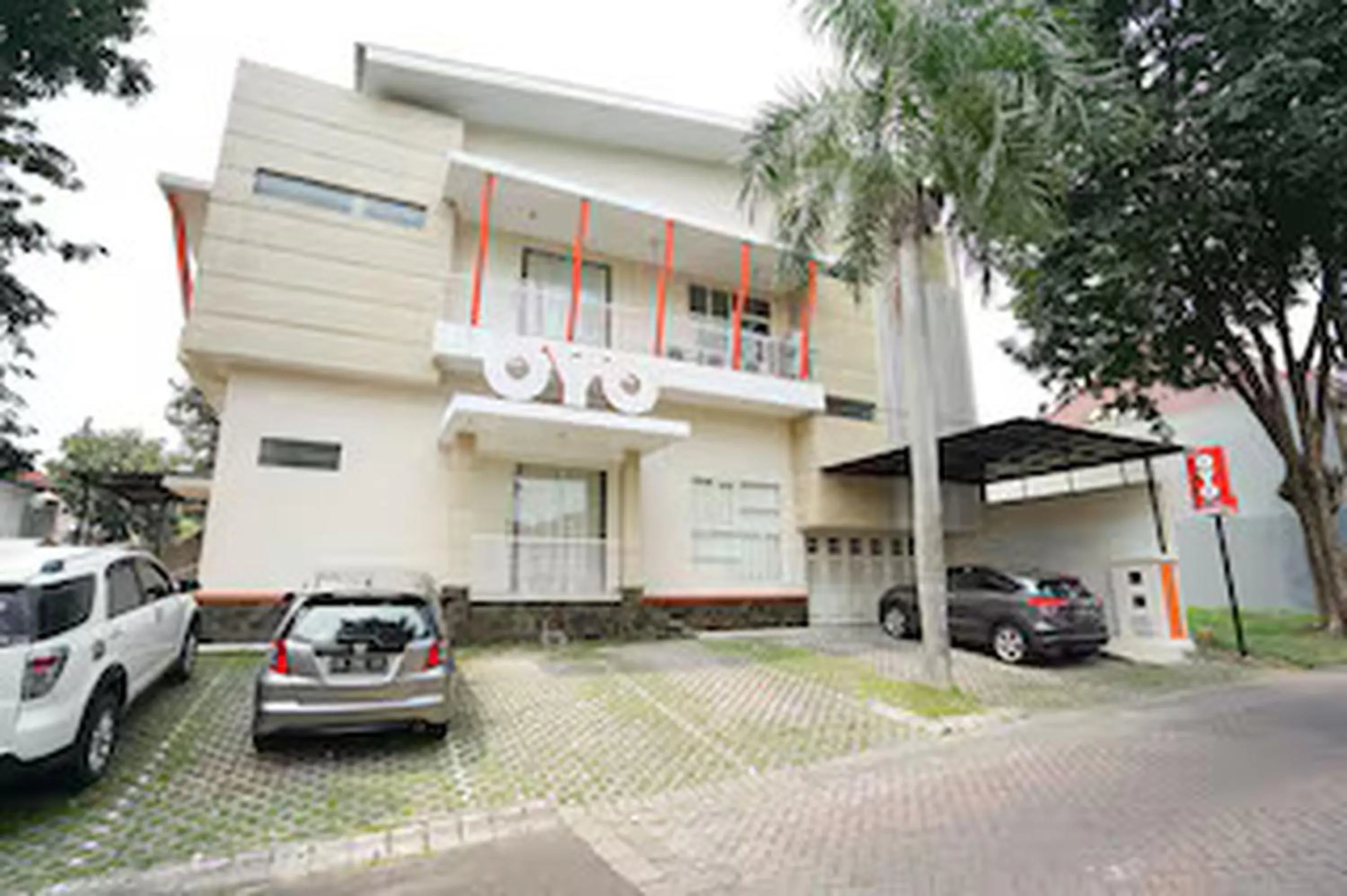 Facade/entrance in Hotel O Menjangan Residence at Citraland 1