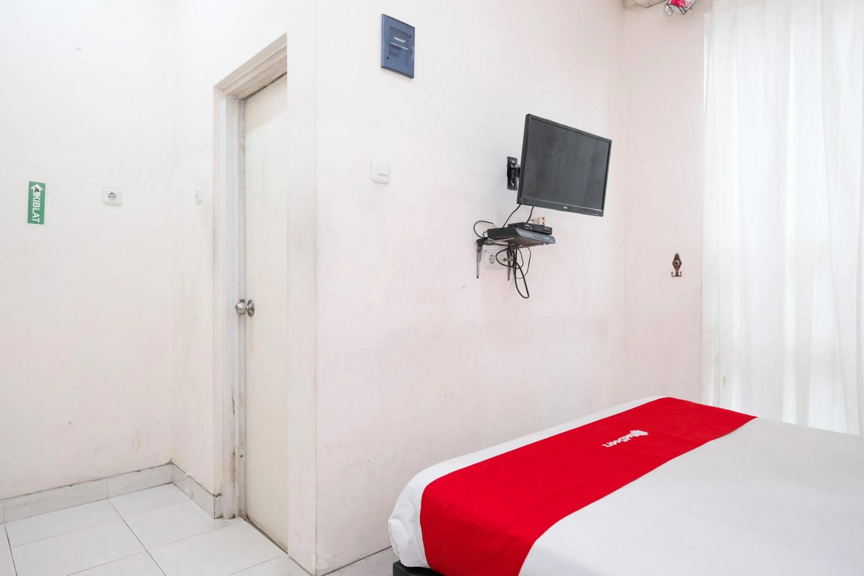 Bedroom, Bed in RedDoorz near UNESA Citraland Surabaya