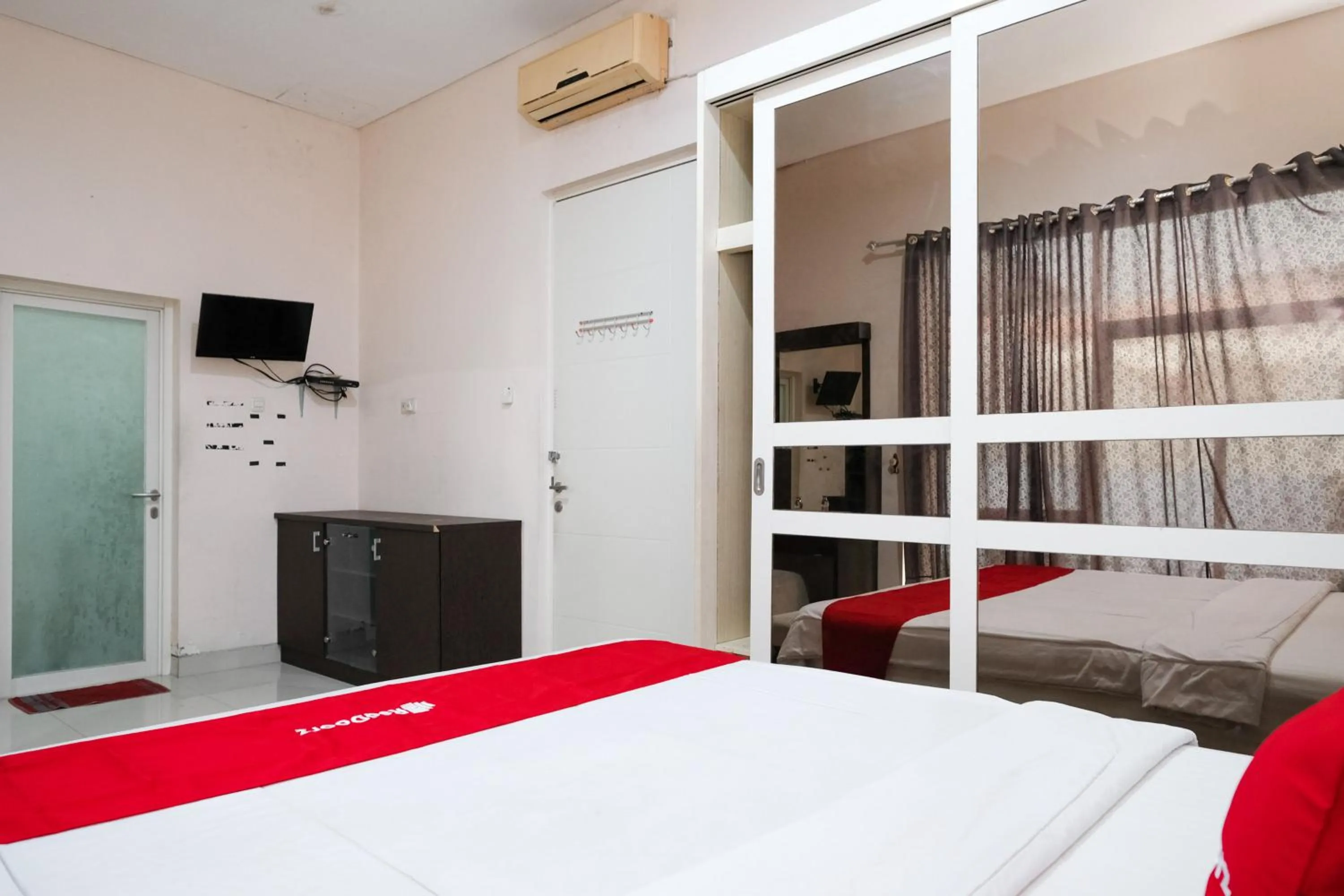 Bedroom, Bed in RedDoorz near UNESA Citraland Surabaya