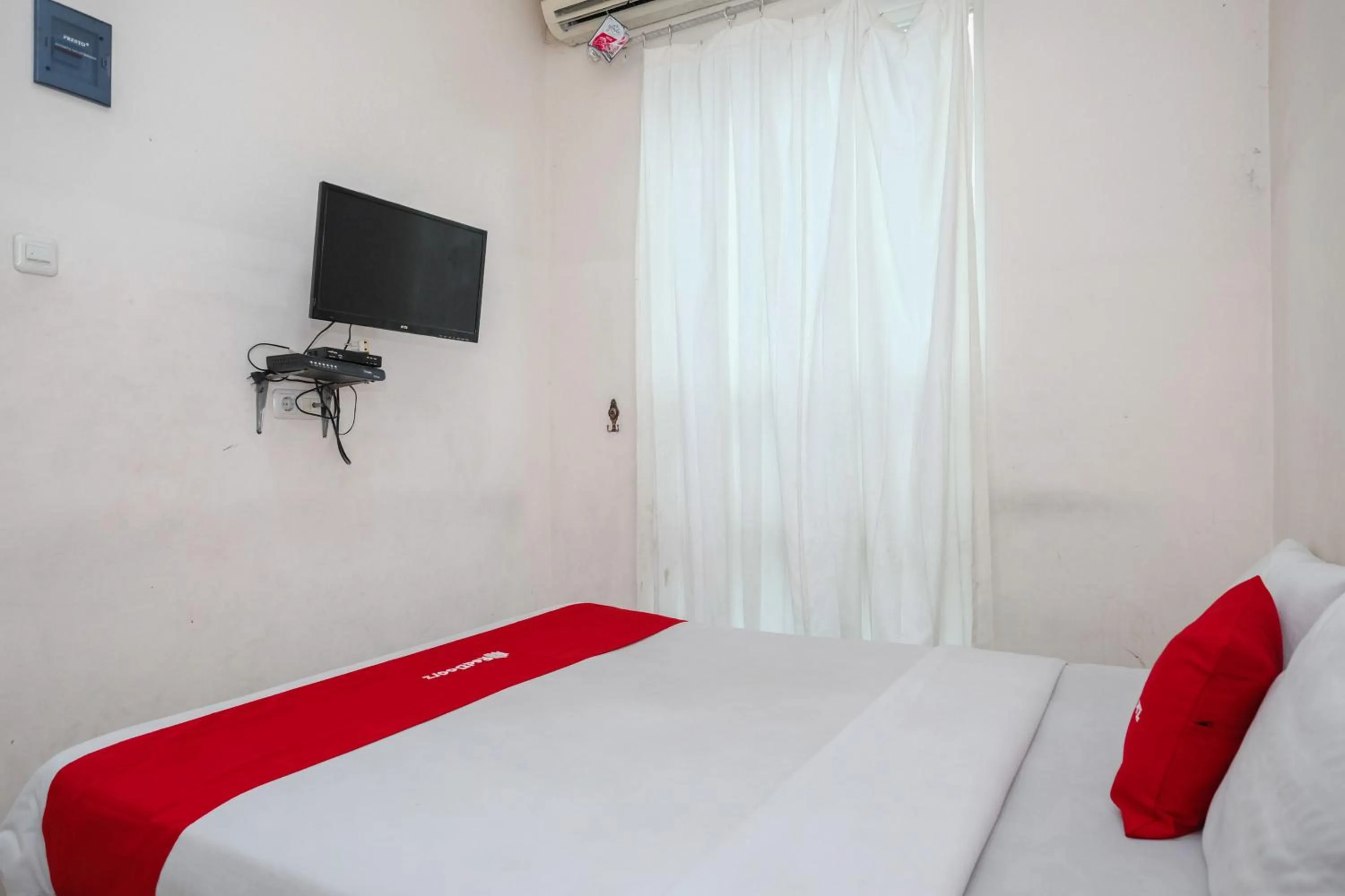Bedroom, Bed in RedDoorz near UNESA Citraland Surabaya