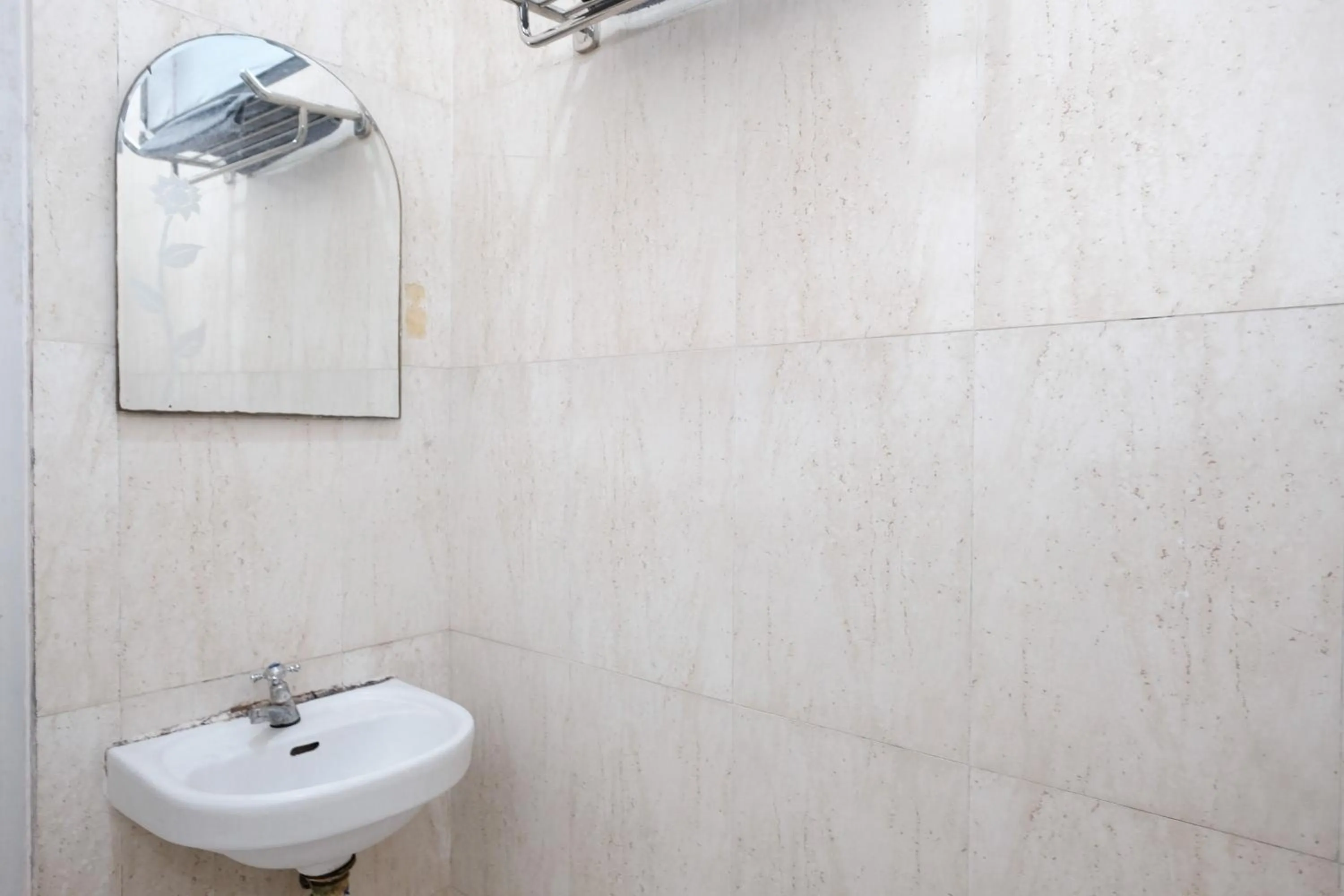 Bathroom in RedDoorz near UNESA Citraland Surabaya