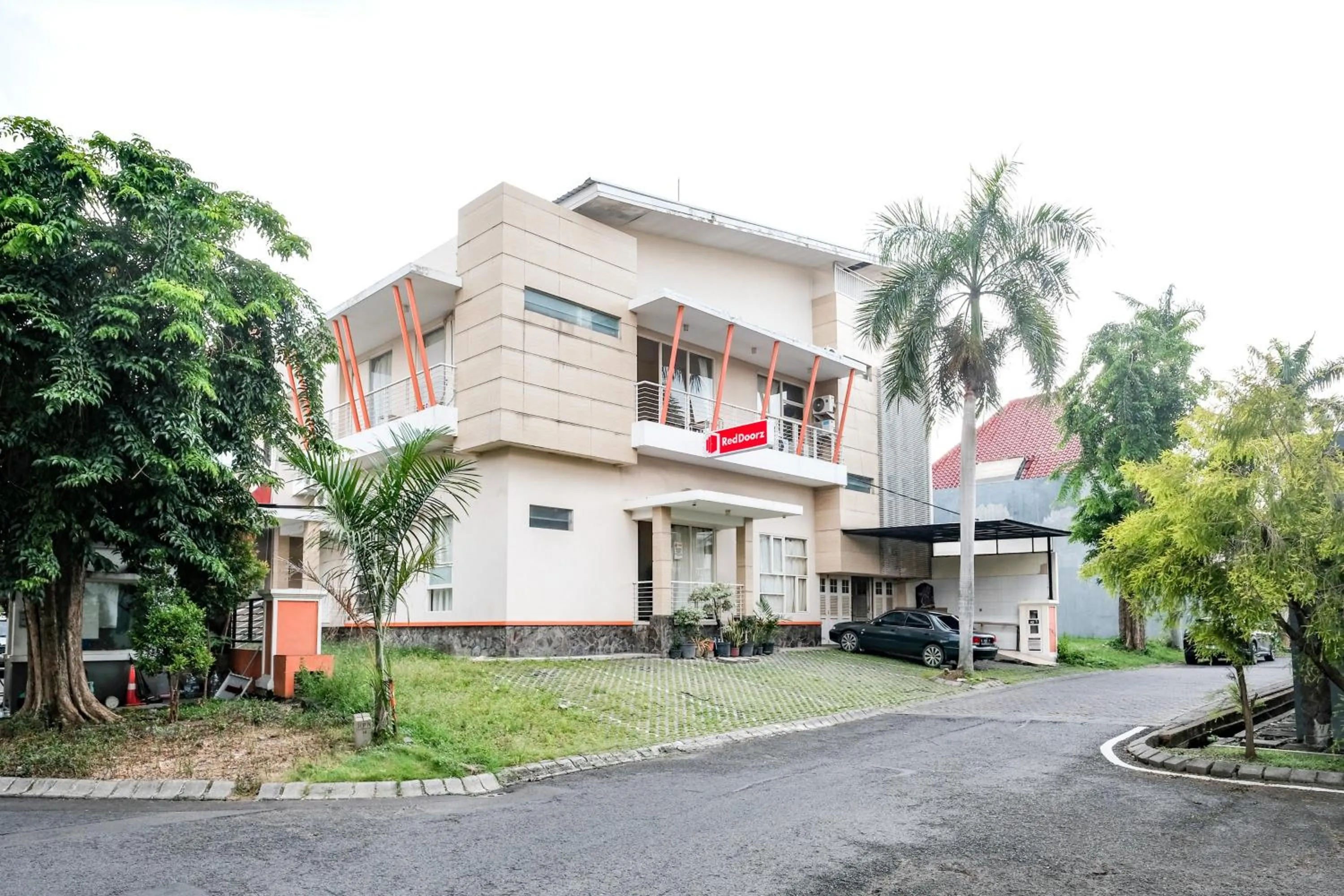 Facade/entrance in RedDoorz near UNESA Citraland Surabaya