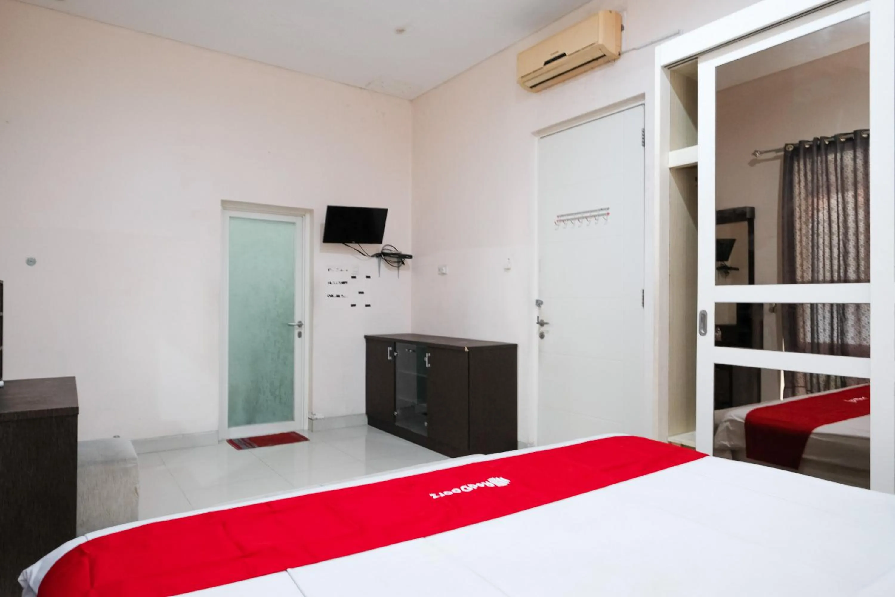 Bedroom, Bed in RedDoorz near UNESA Citraland Surabaya