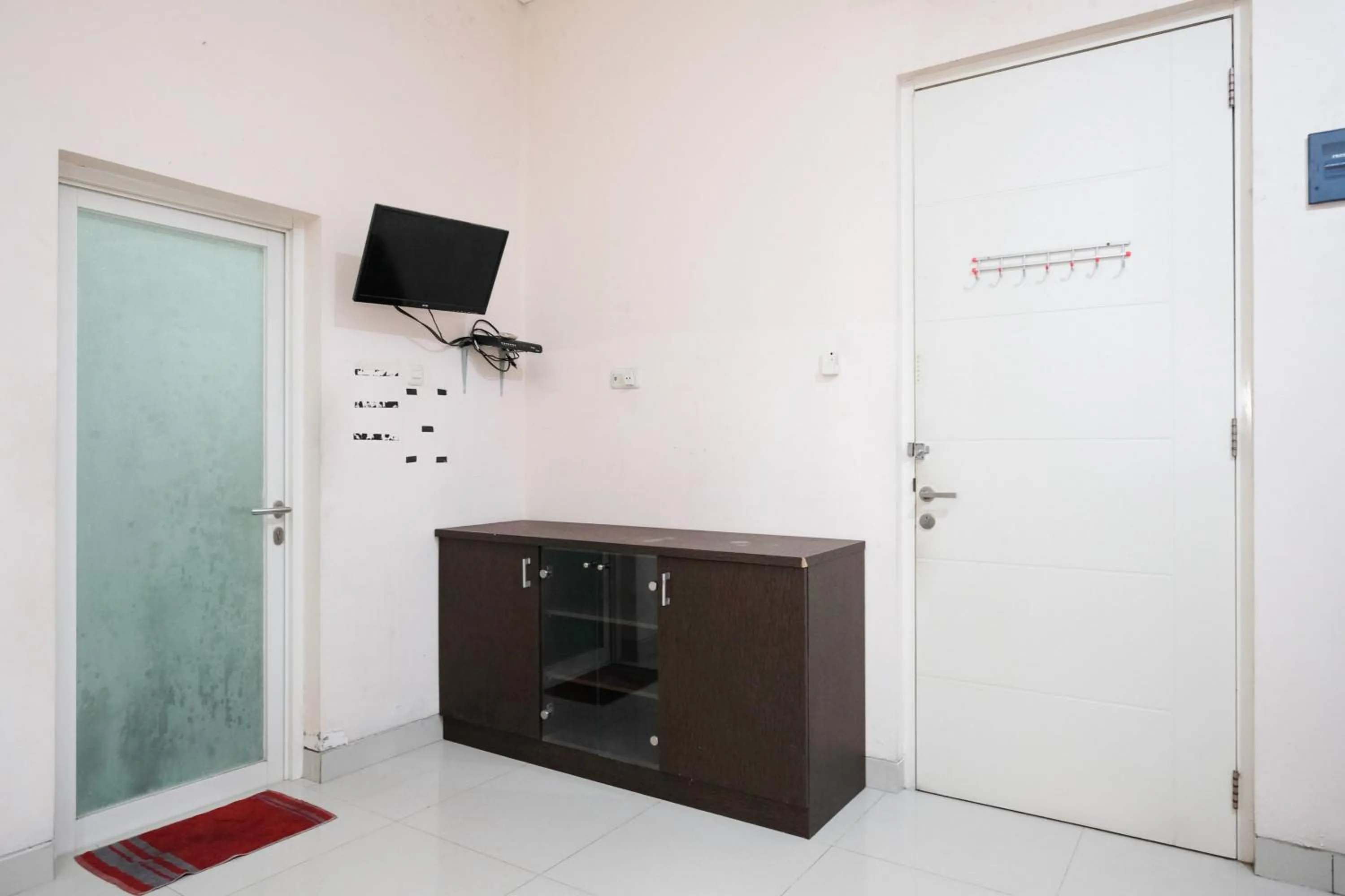 TV and multimedia in RedDoorz near UNESA Citraland Surabaya