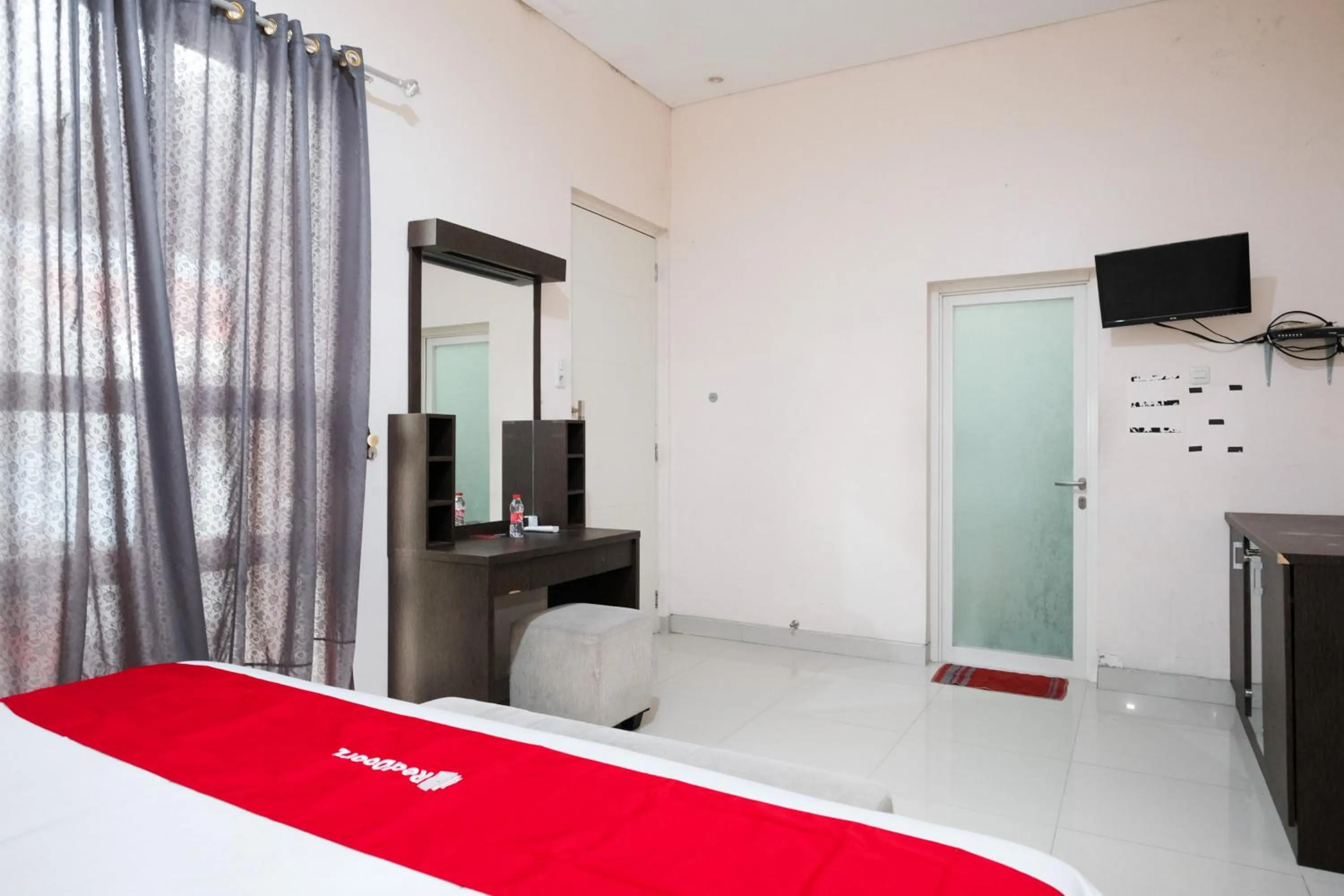 Bedroom, Bed in RedDoorz near UNESA Citraland Surabaya