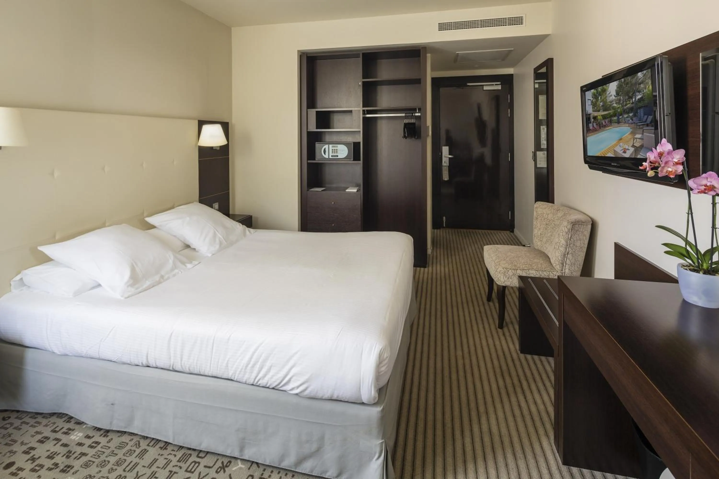 Photo of the whole room, Bed in Best Western Hotel De Larbois