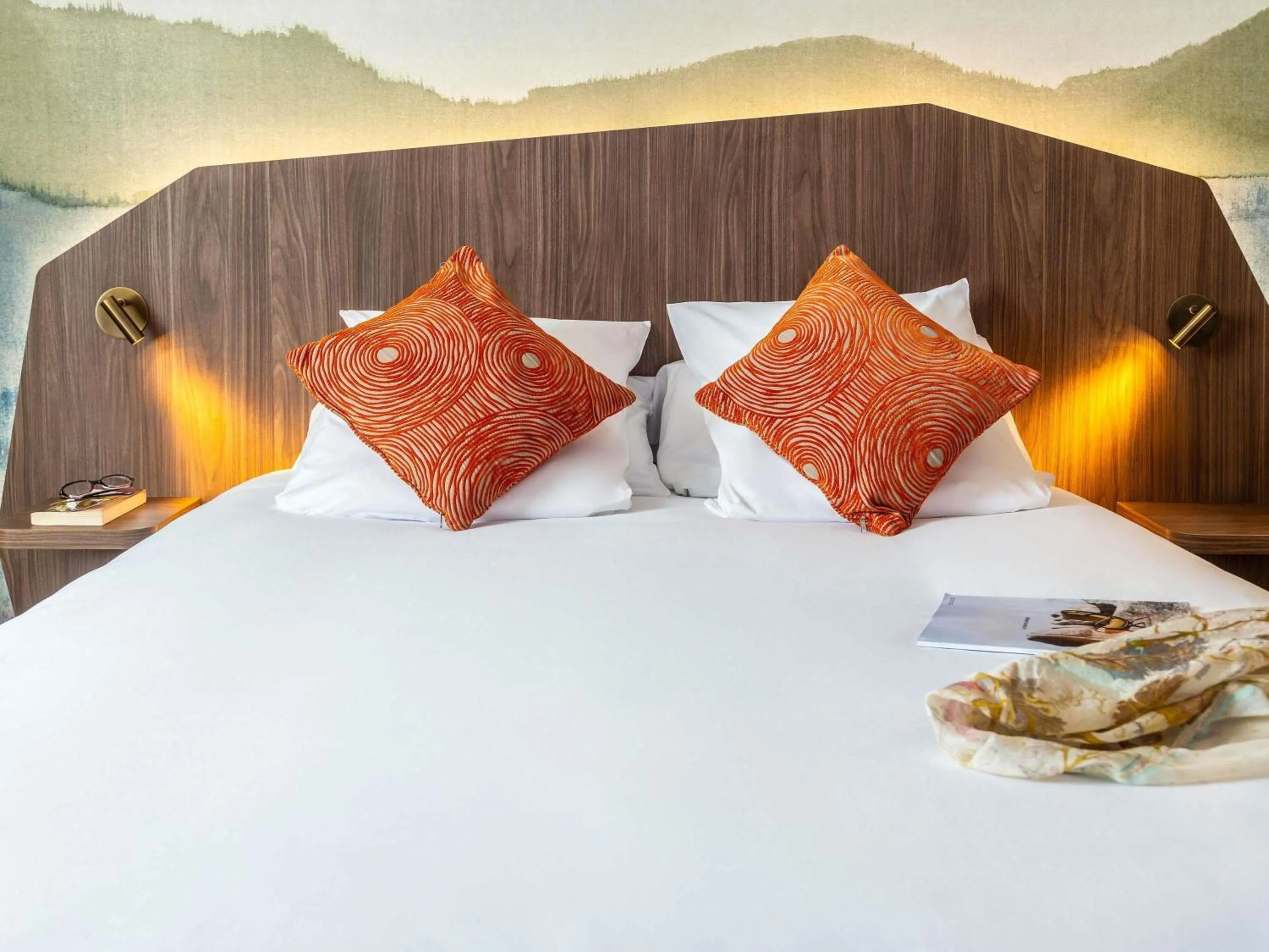 Property building, Bed in Mercure Aix-en-Provence La Duranne Gare TGV