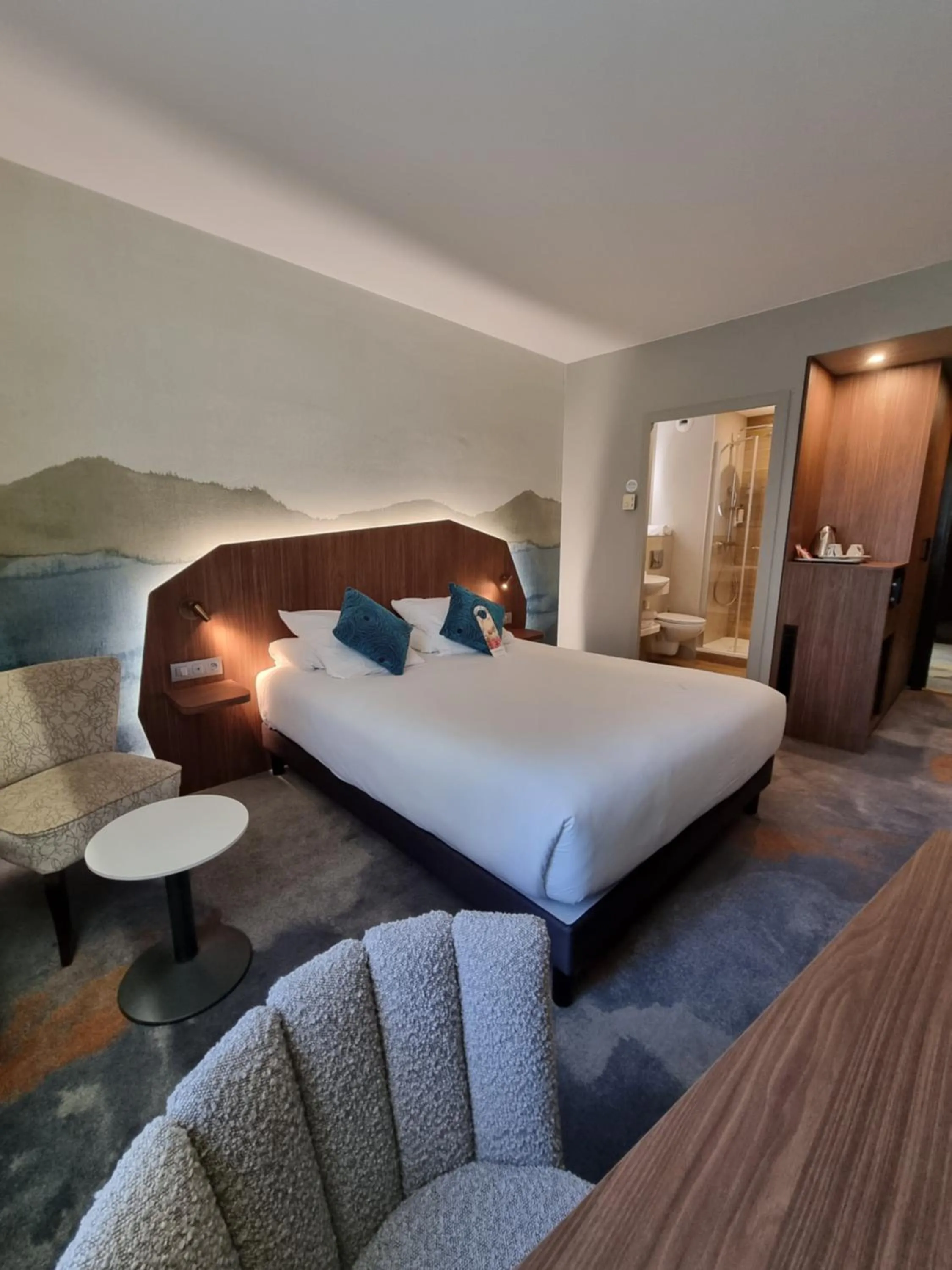 Property building, Bed in Mercure Aix-en-Provence La Duranne Gare TGV