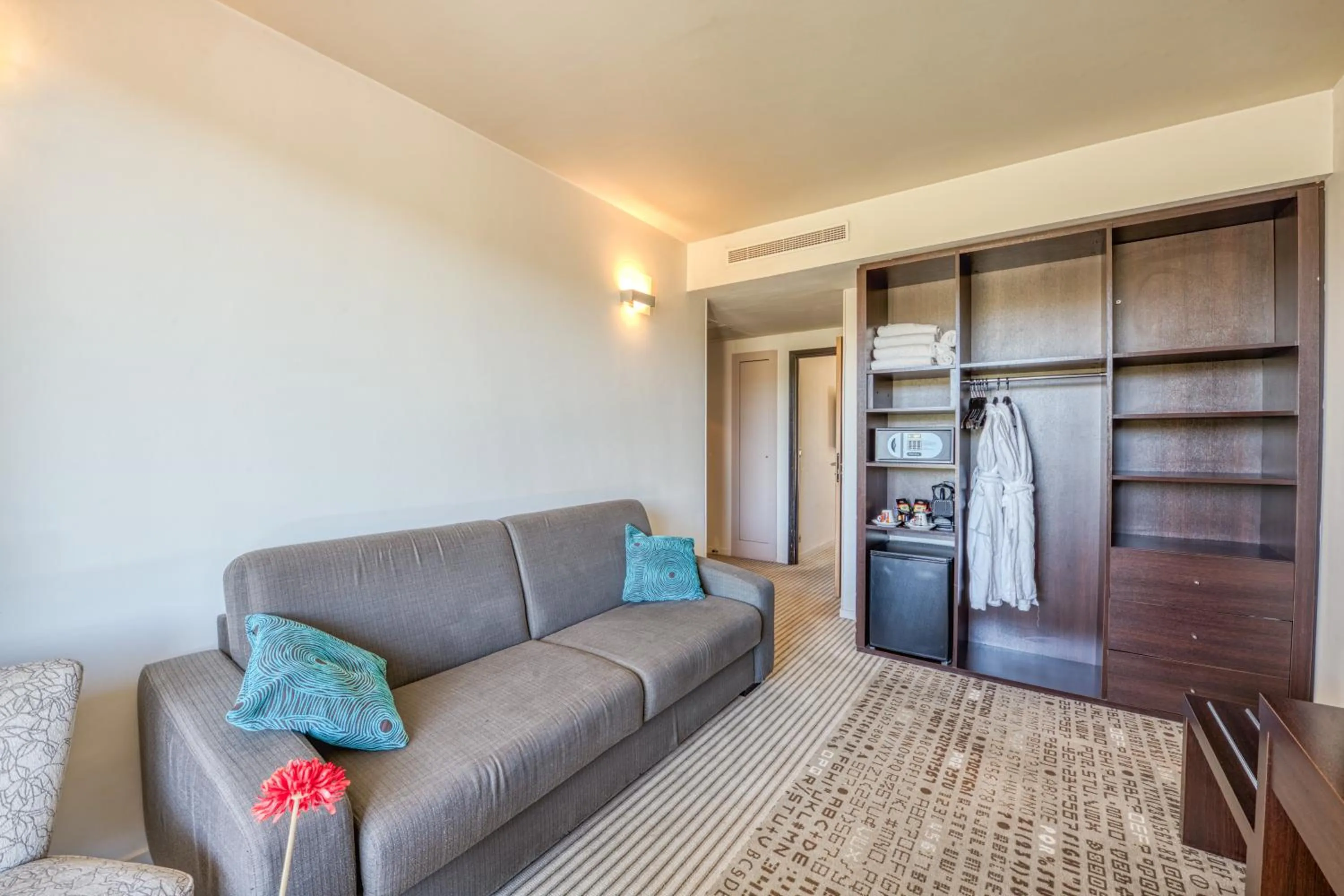 Bedroom, Bed in Mercure Aix-en-Provence La Duranne Gare TGV