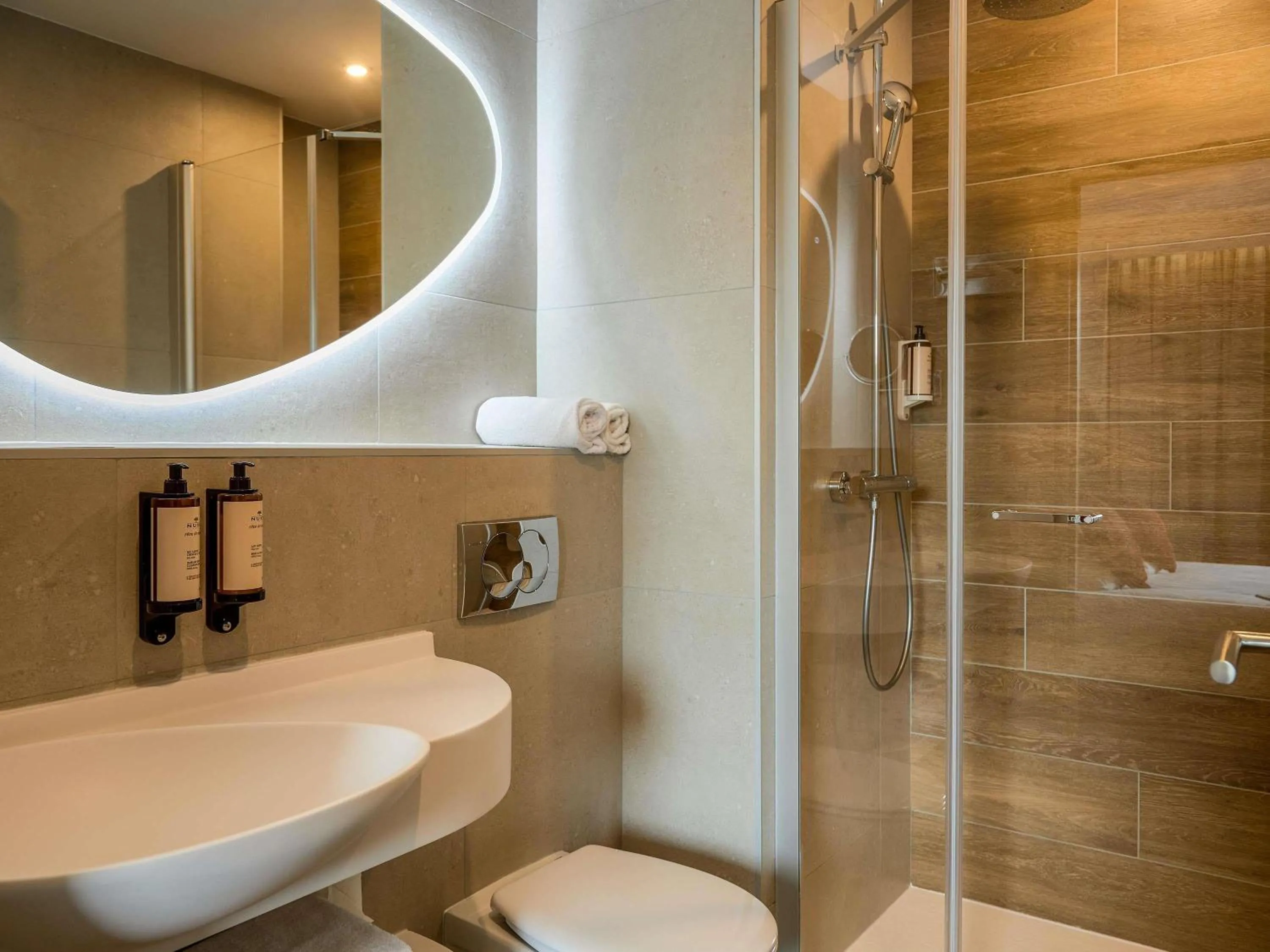 Property building in Mercure Aix-en-Provence La Duranne Gare TGV