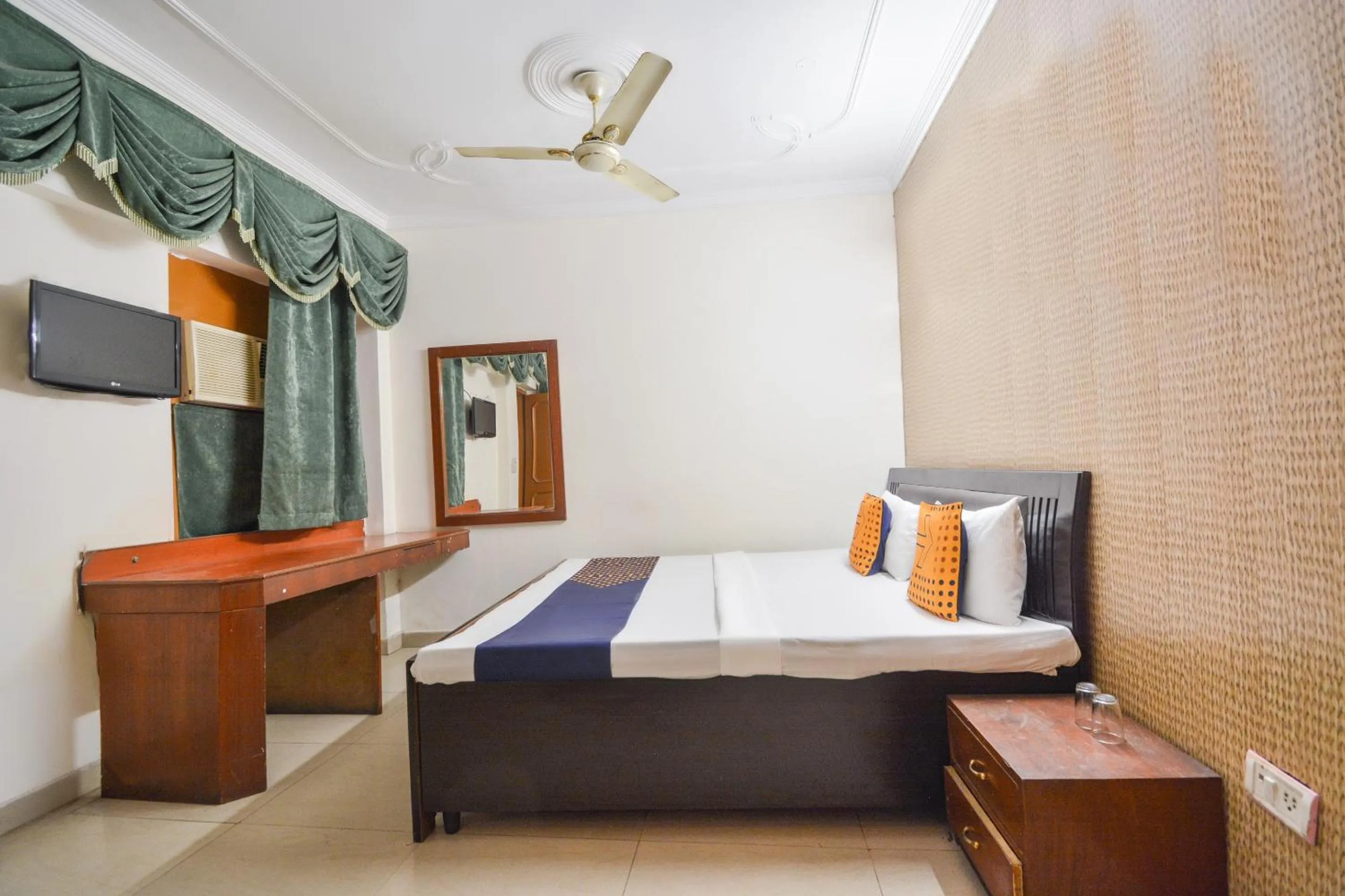 Bedroom, Bed in SPOT ON 36686 Hotel Om Shanti Palace