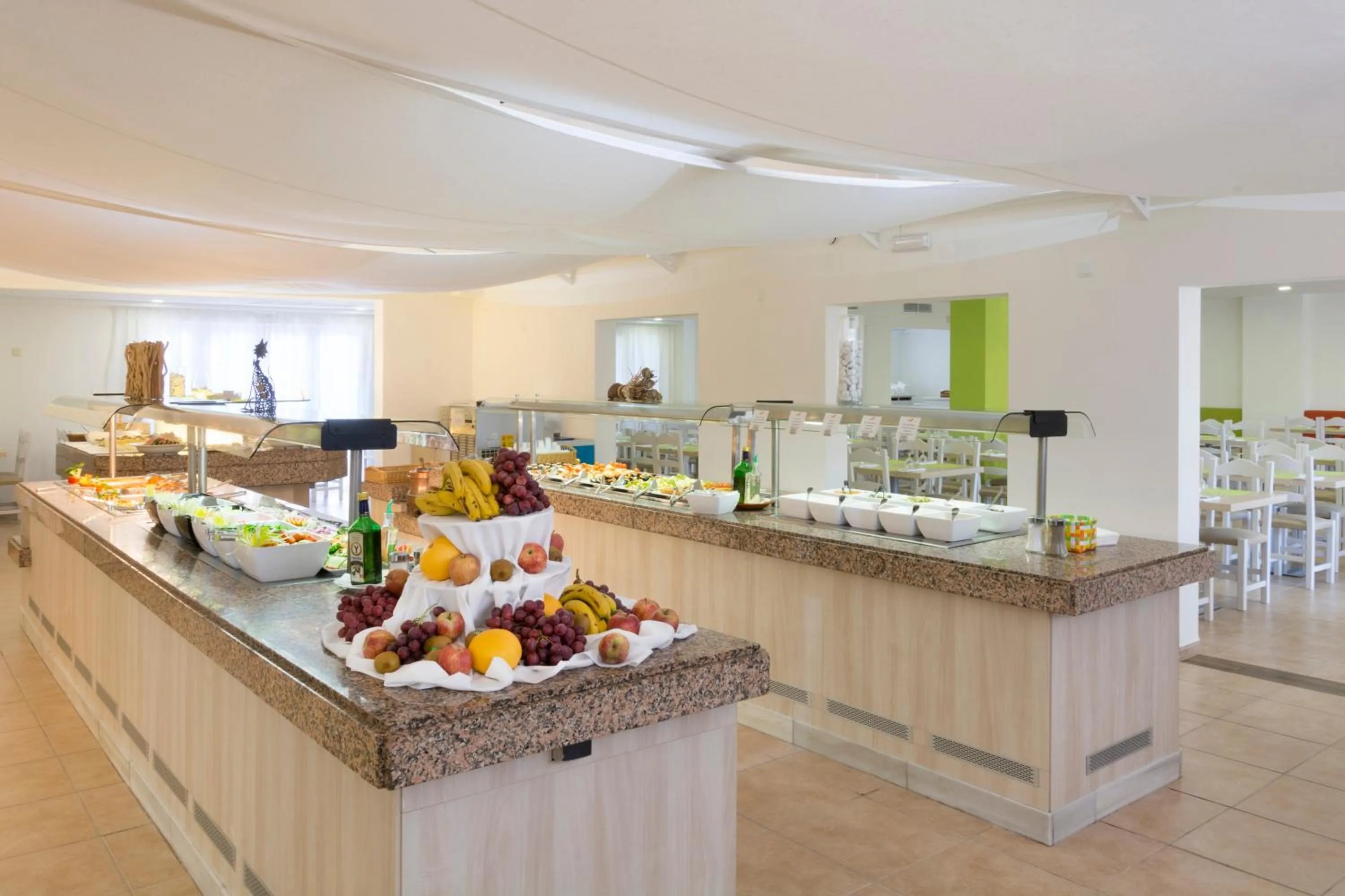 Restaurant/places to eat in HSM Club Torre Blanca