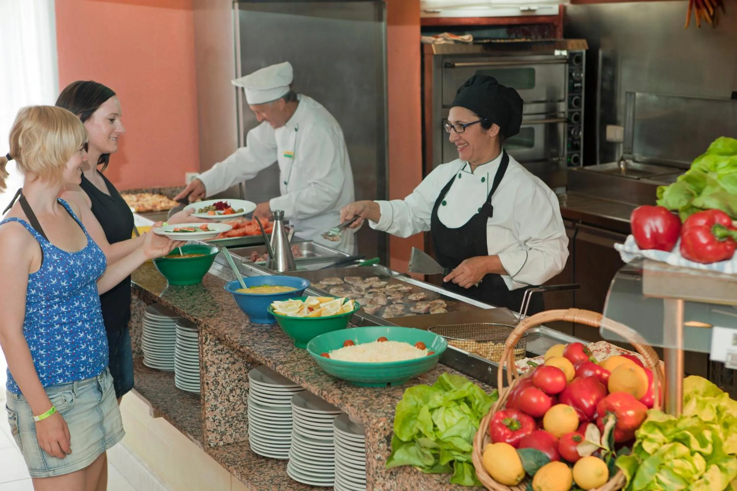 Restaurant/places to eat in HSM Club Torre Blanca