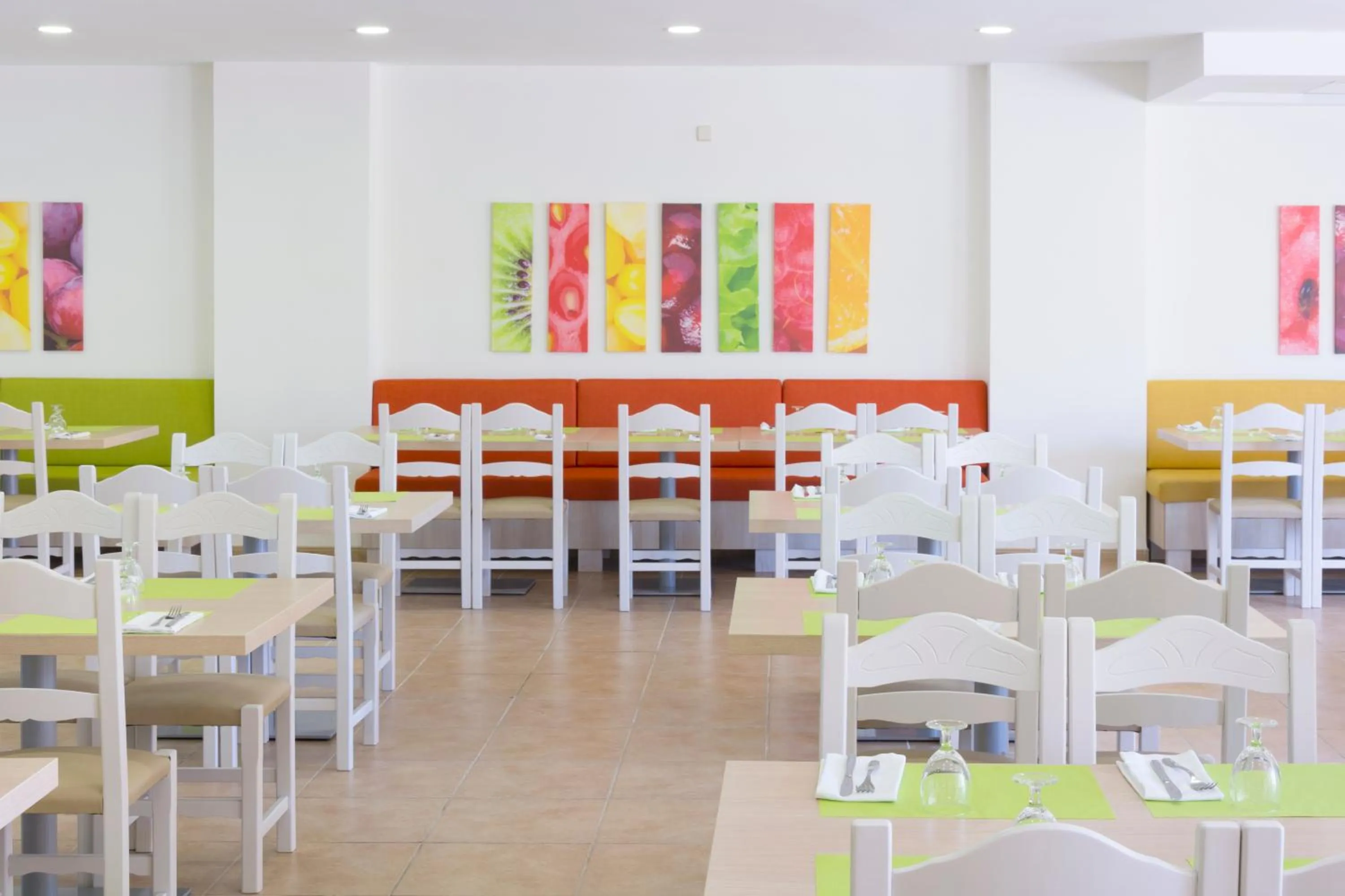 Restaurant/places to eat in HSM Club Torre Blanca