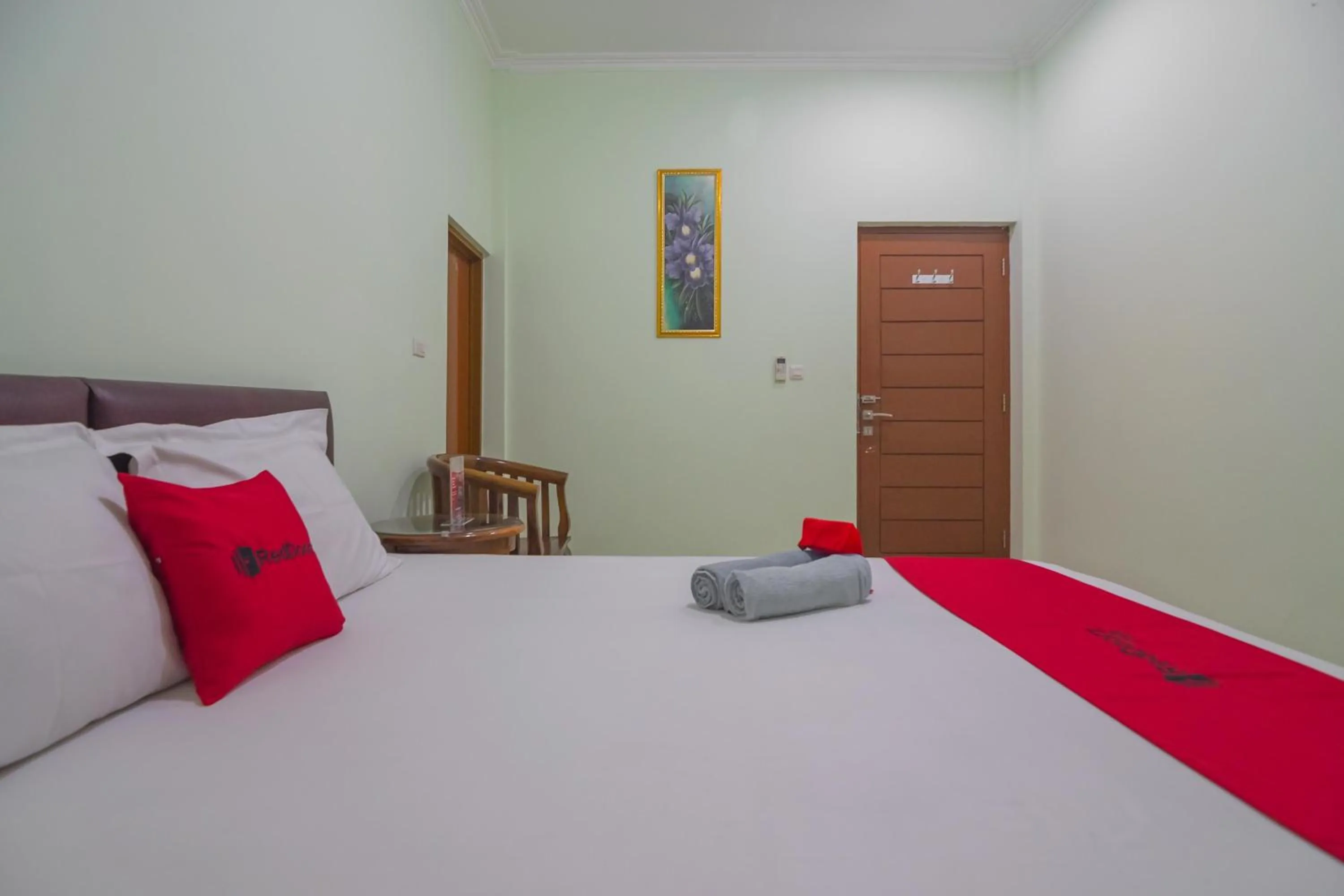 Bed in RedDoorz at Hotel Griya Gatsu Lampung