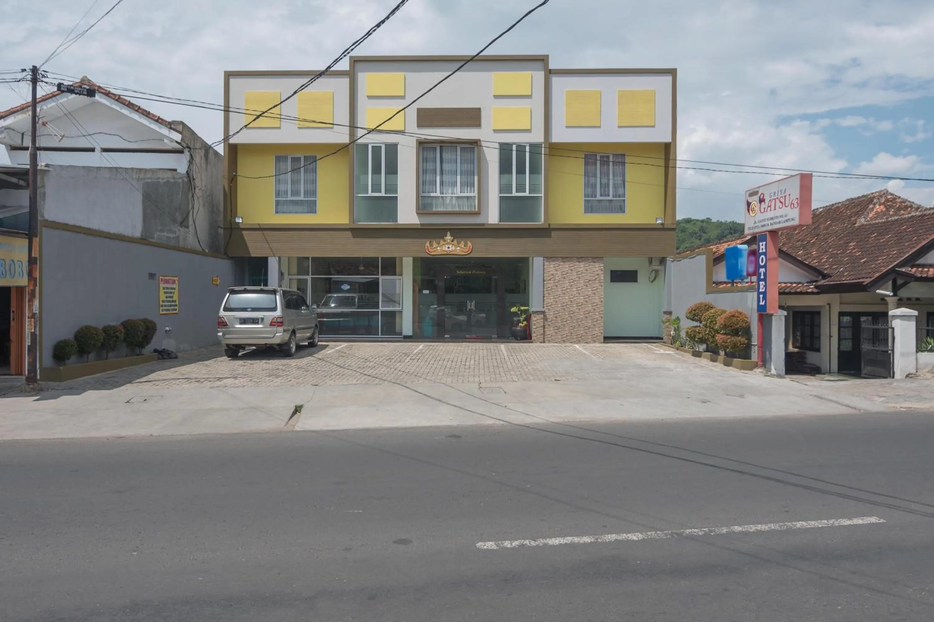 Facade/entrance in RedDoorz at Hotel Griya Gatsu Lampung