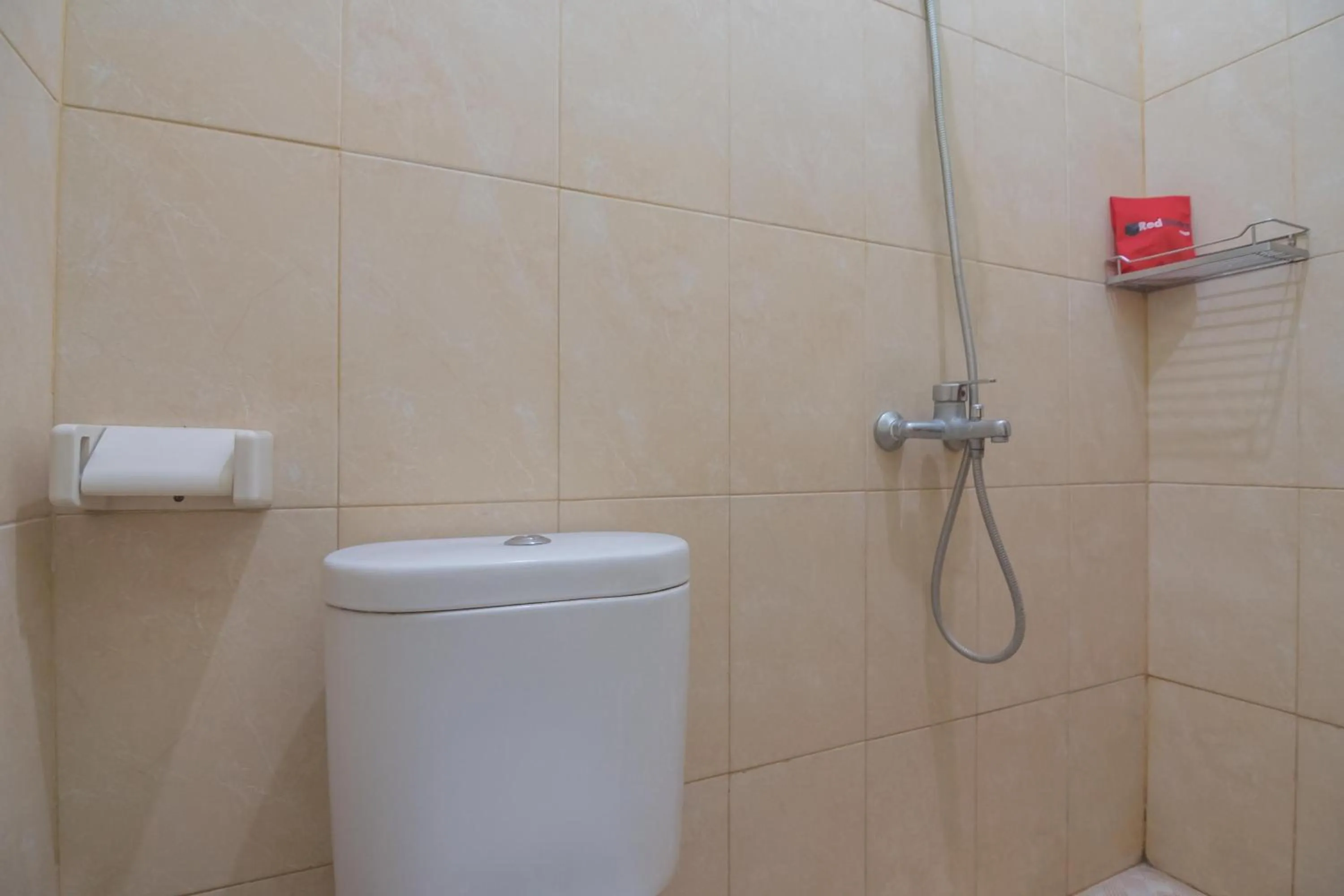 Bathroom in RedDoorz at Hotel Griya Gatsu Lampung