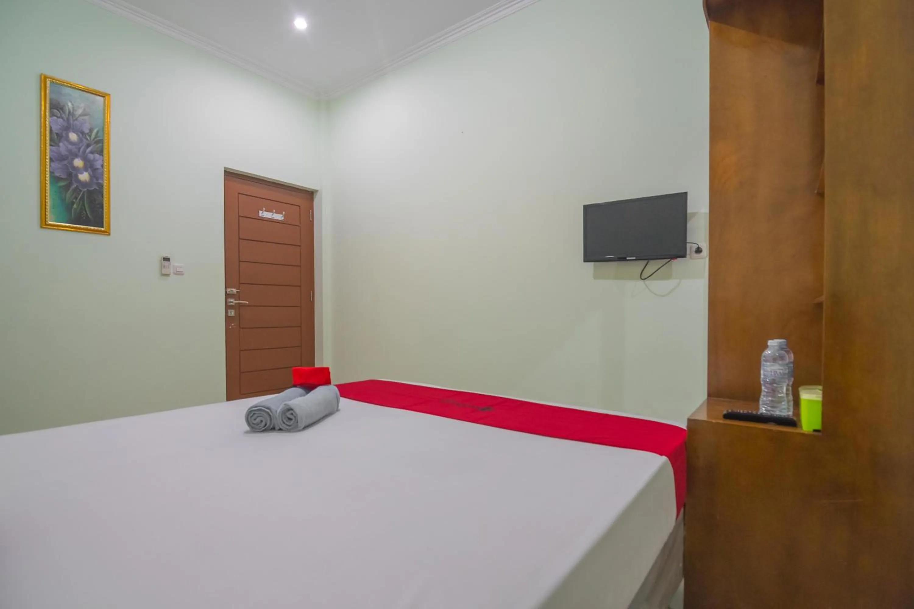 Bedroom, Bed in RedDoorz at Hotel Griya Gatsu Lampung