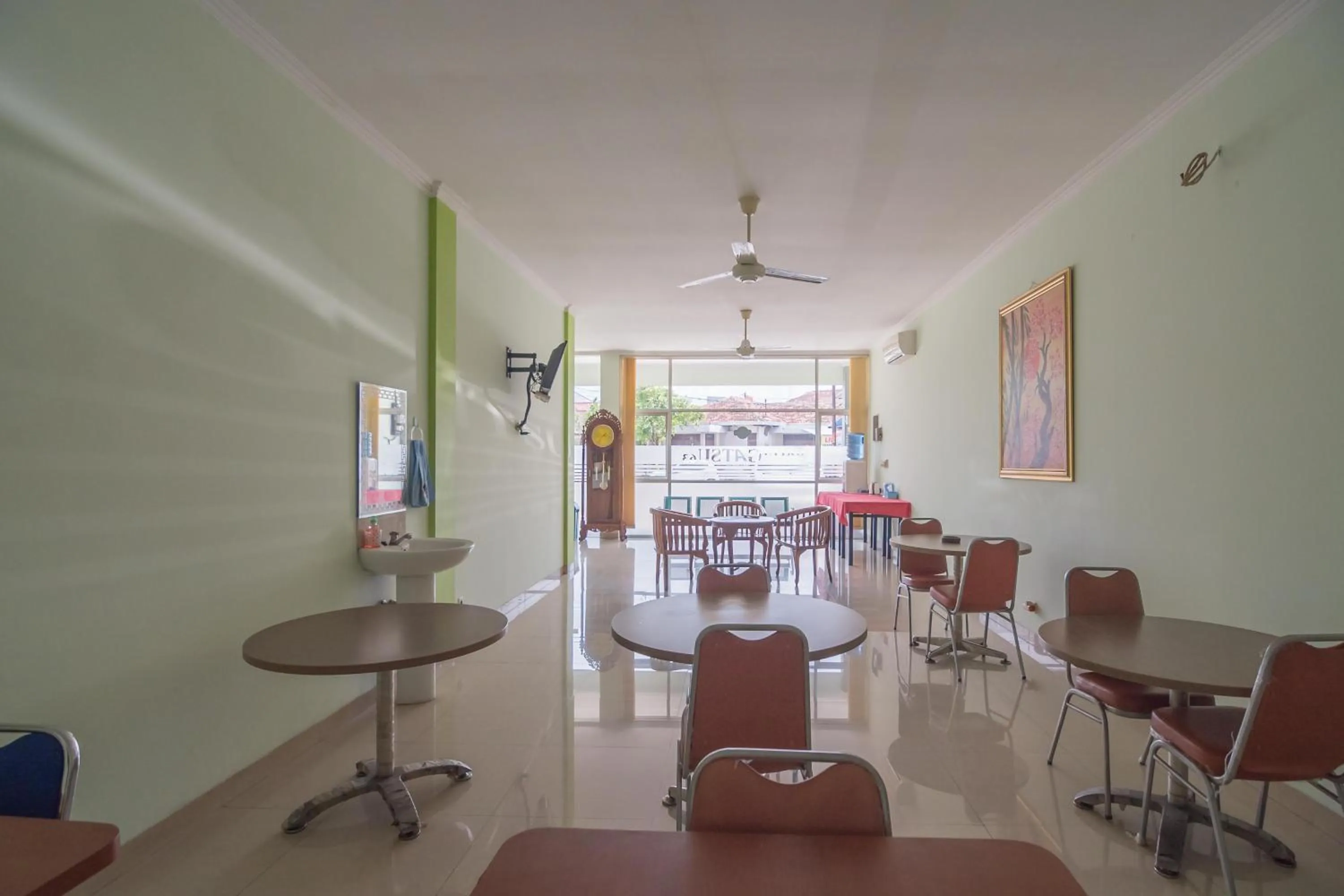 Restaurant/places to eat in RedDoorz at Hotel Griya Gatsu Lampung