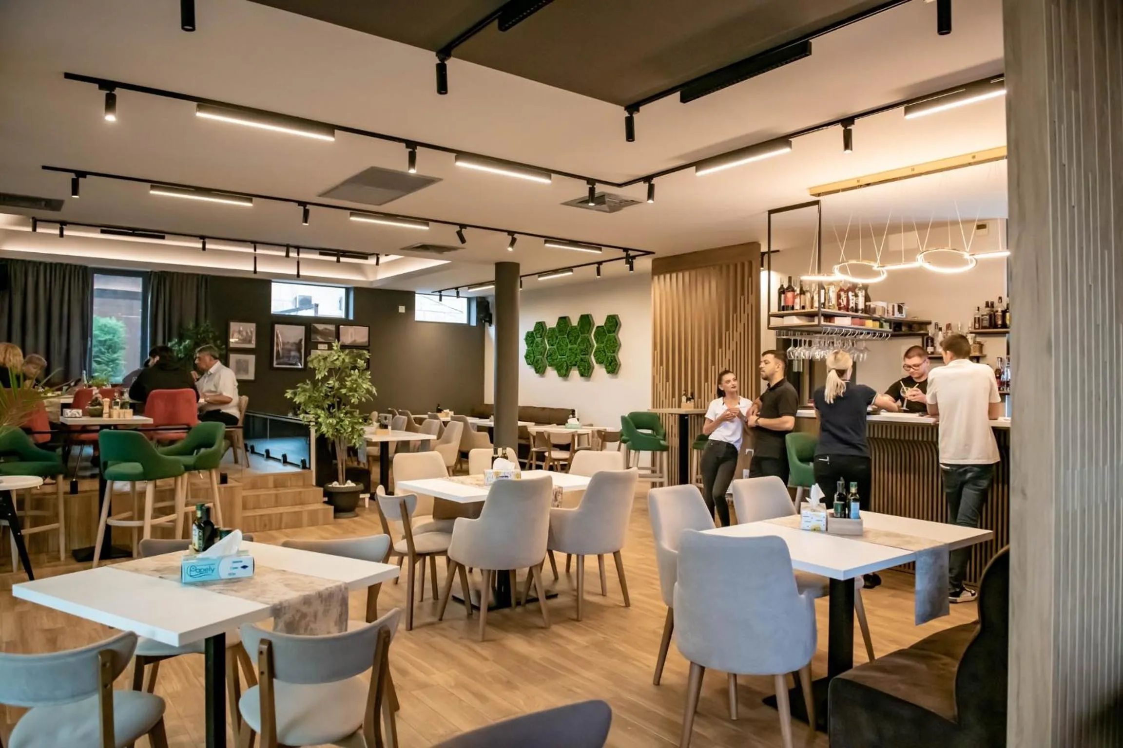 Restaurant/places to eat in Hotel THR Center