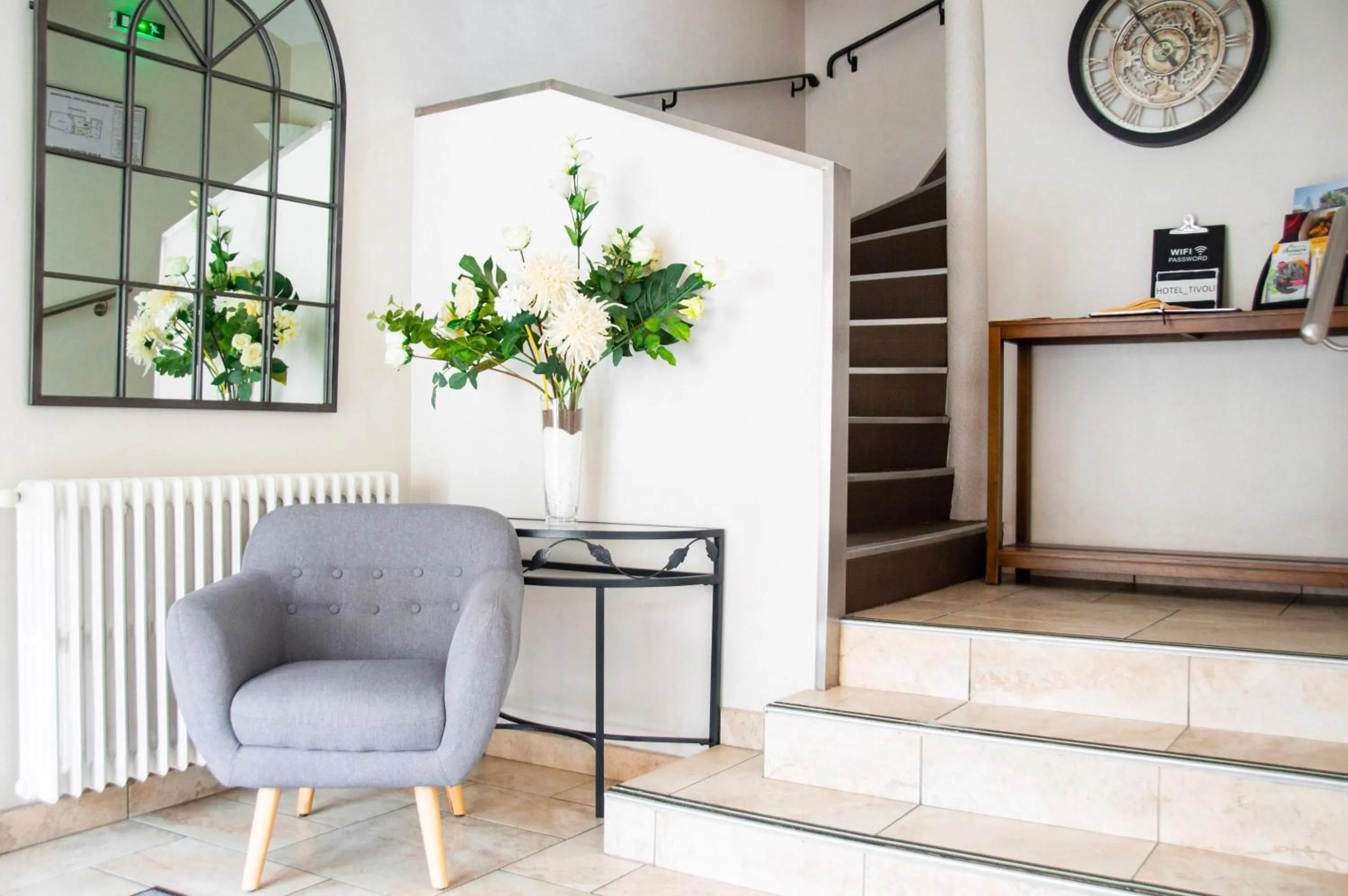 Lobby or reception in Hôtel Le Tivoli Théopolis