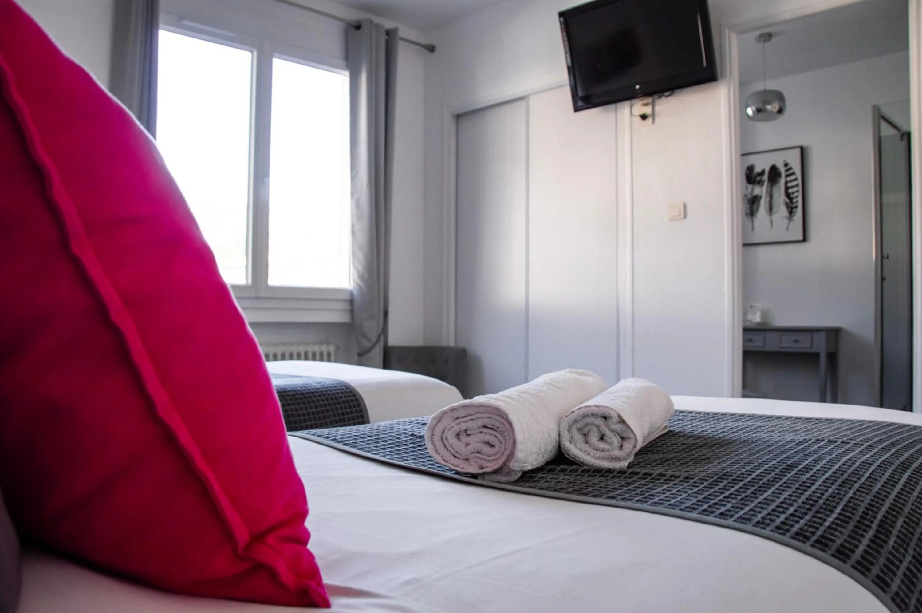 Bedroom, Bed in Hôtel Le Tivoli Théopolis